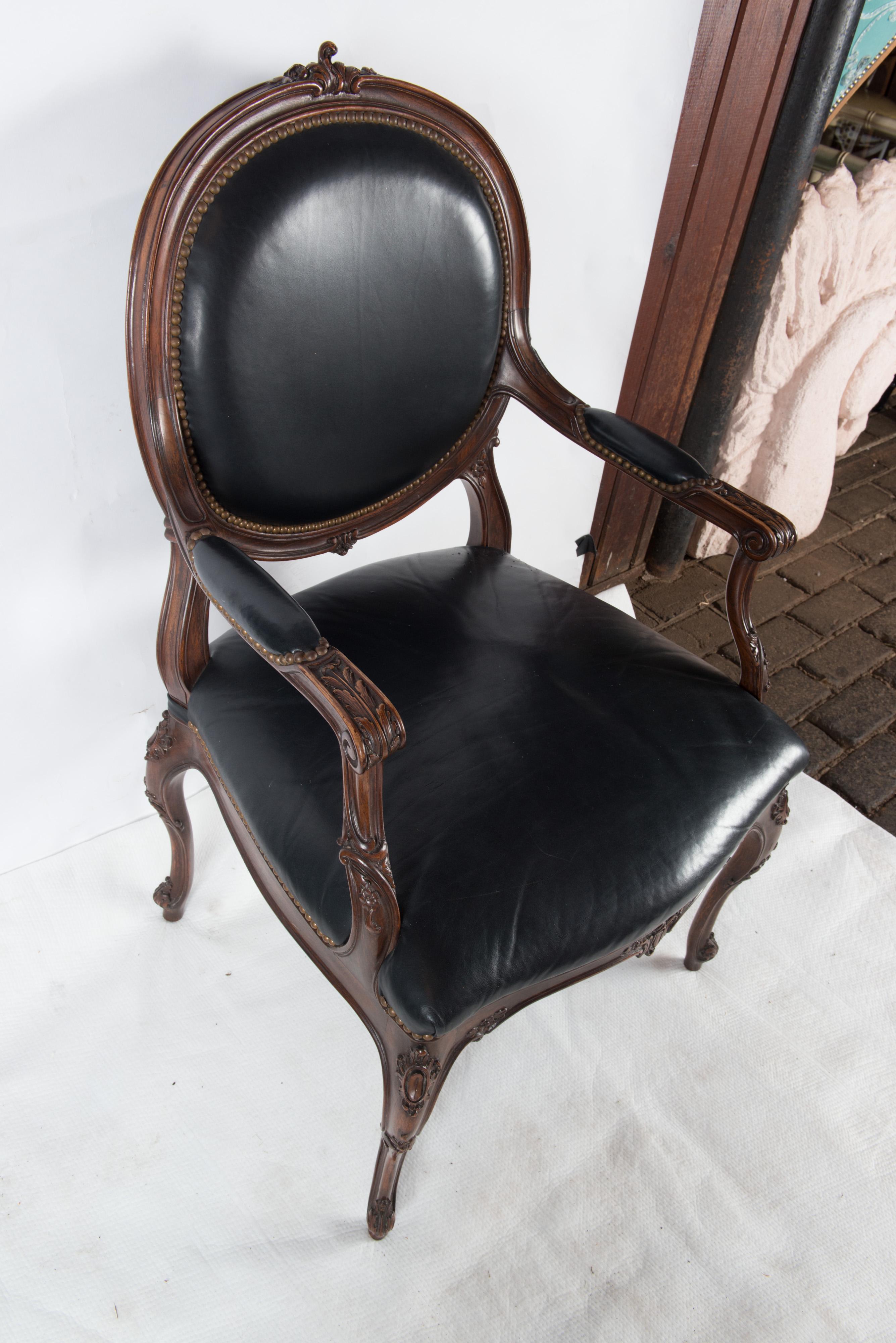 Fauteuil/chaise de bureau français en cuir noir Bon état - En vente à Stamford, CT