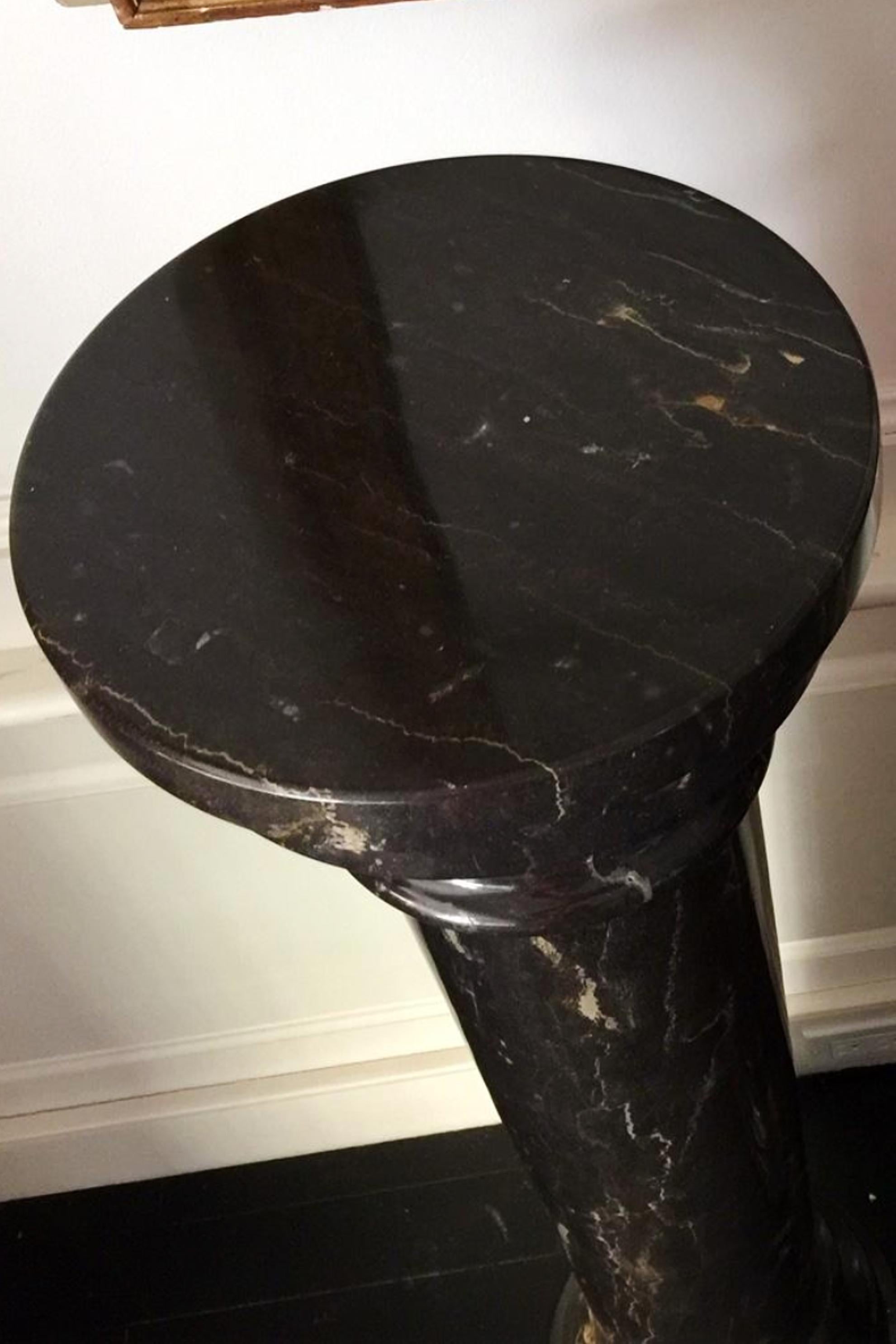 colonne française en marbre noir en vente 8