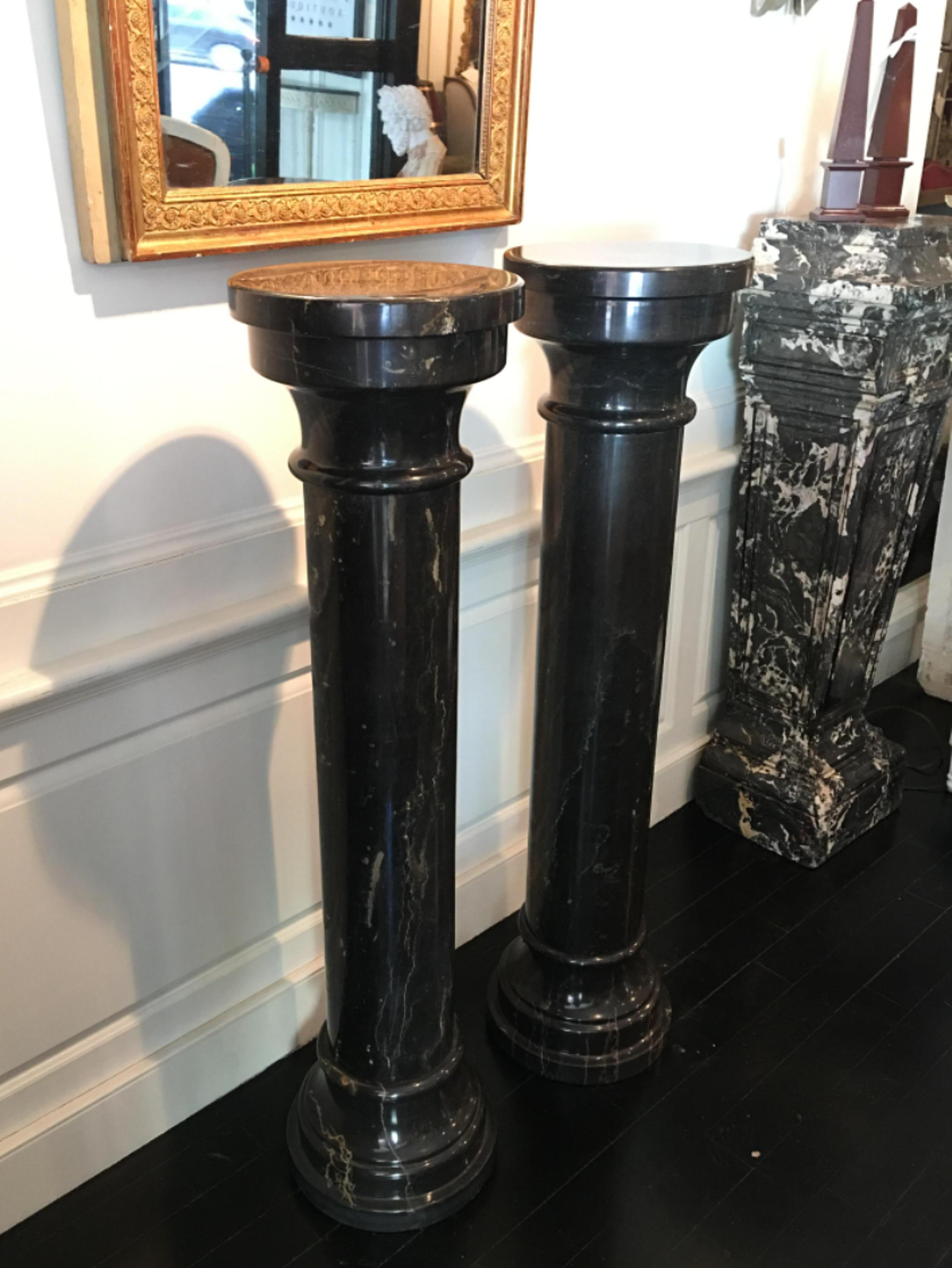 colonne française en marbre noir en vente 9