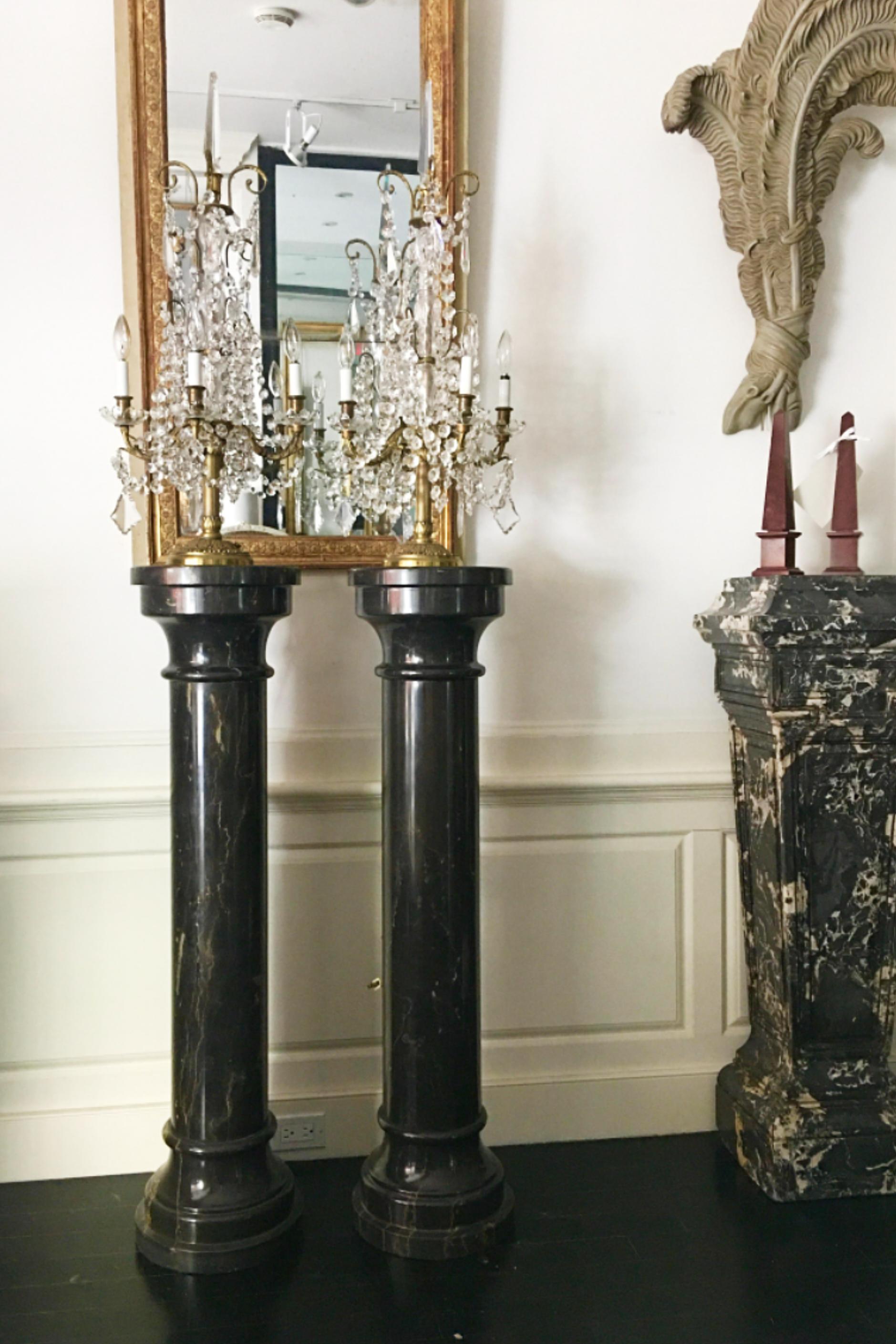 colonne française en marbre noir en vente 10