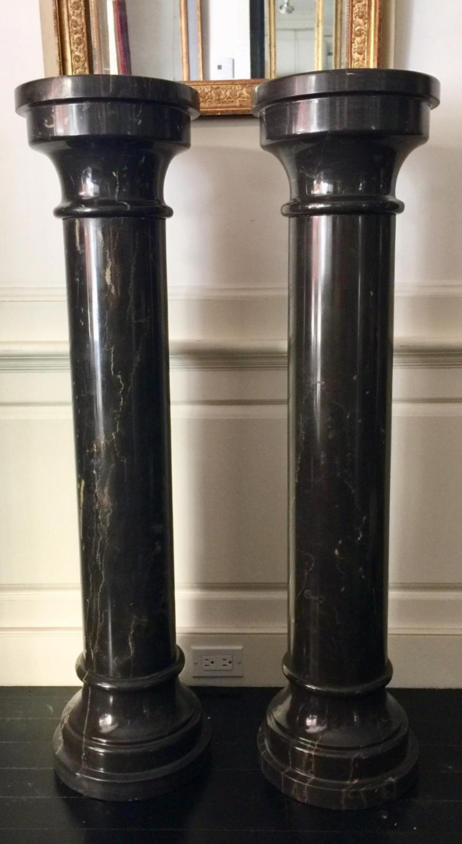 colonne française en marbre noir en vente 12