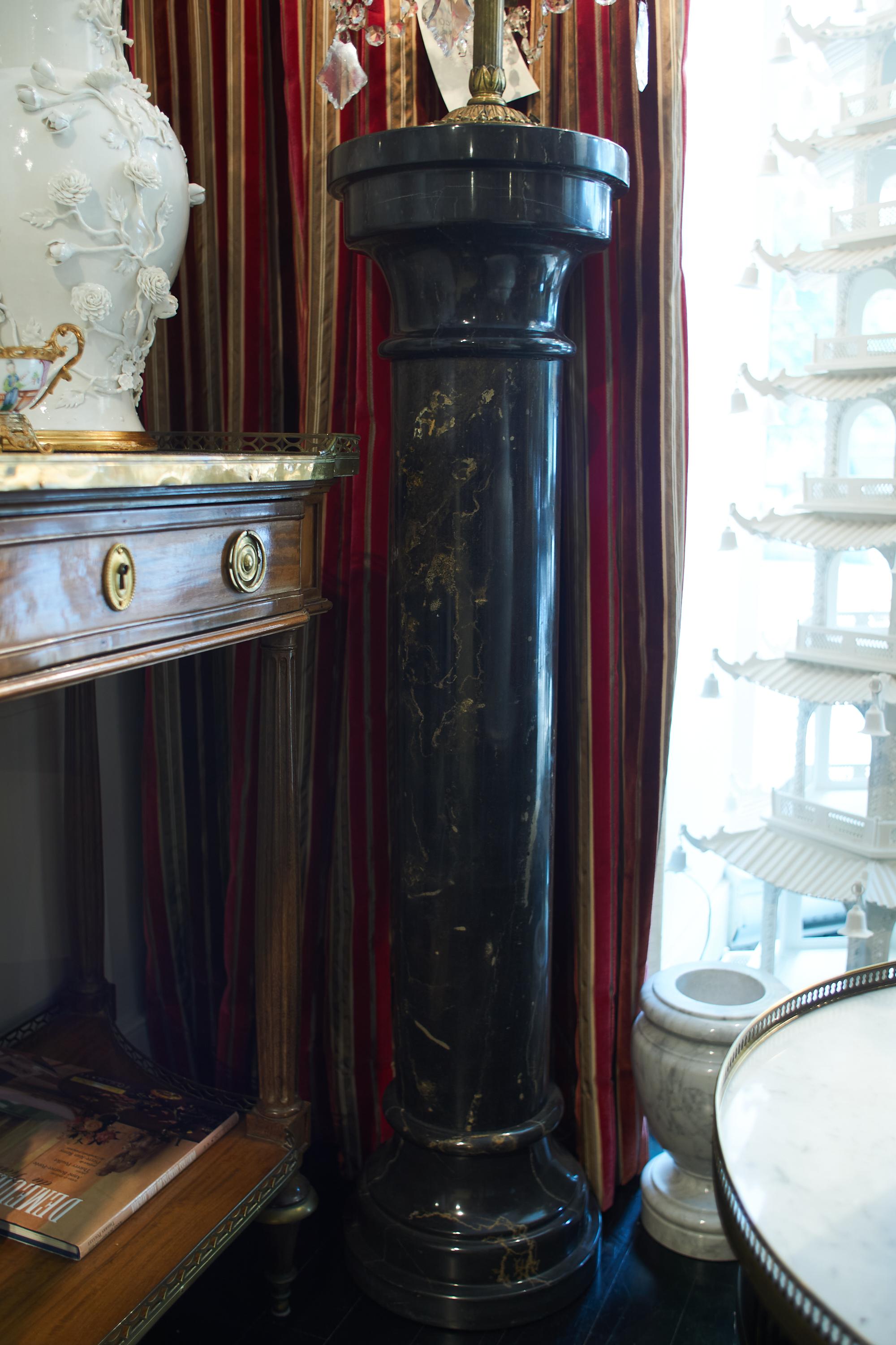 French black marble column.
For a chic interior, classical lines in the spirit of Hollywood Regency.