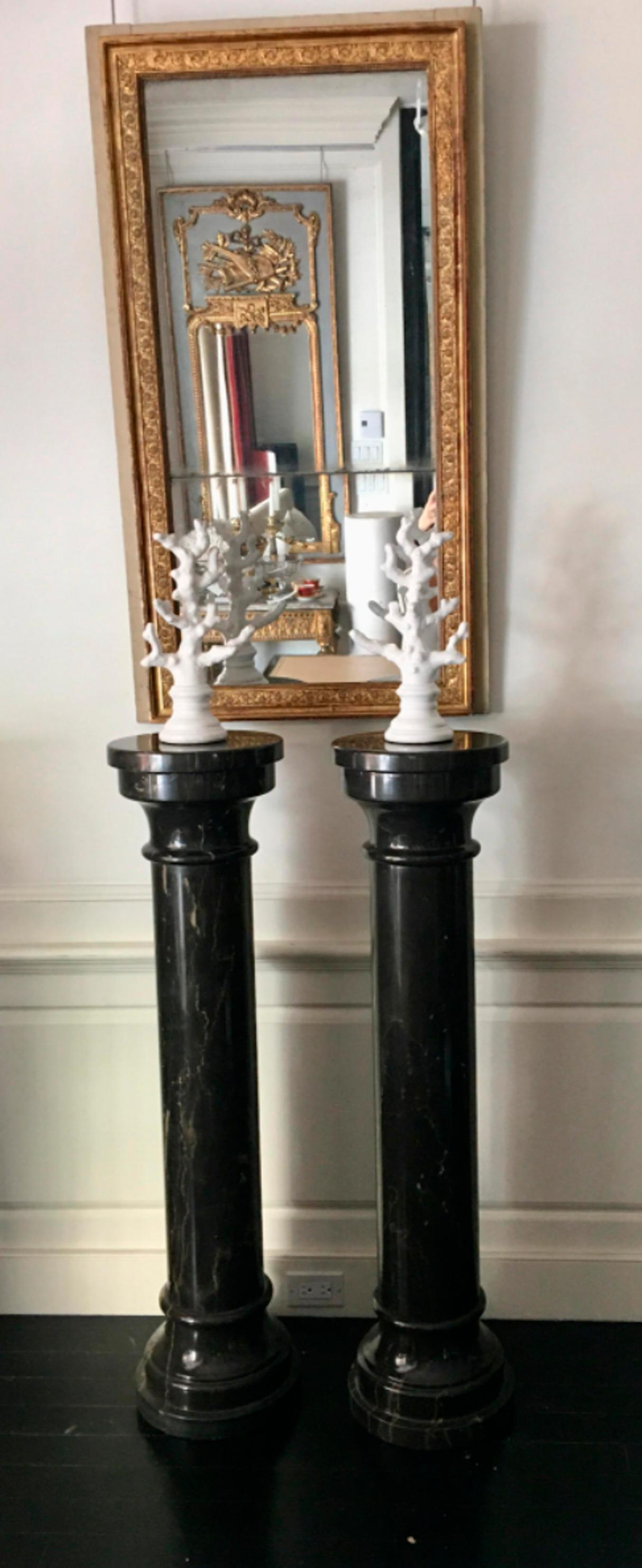 colonne française en marbre noir en vente 13