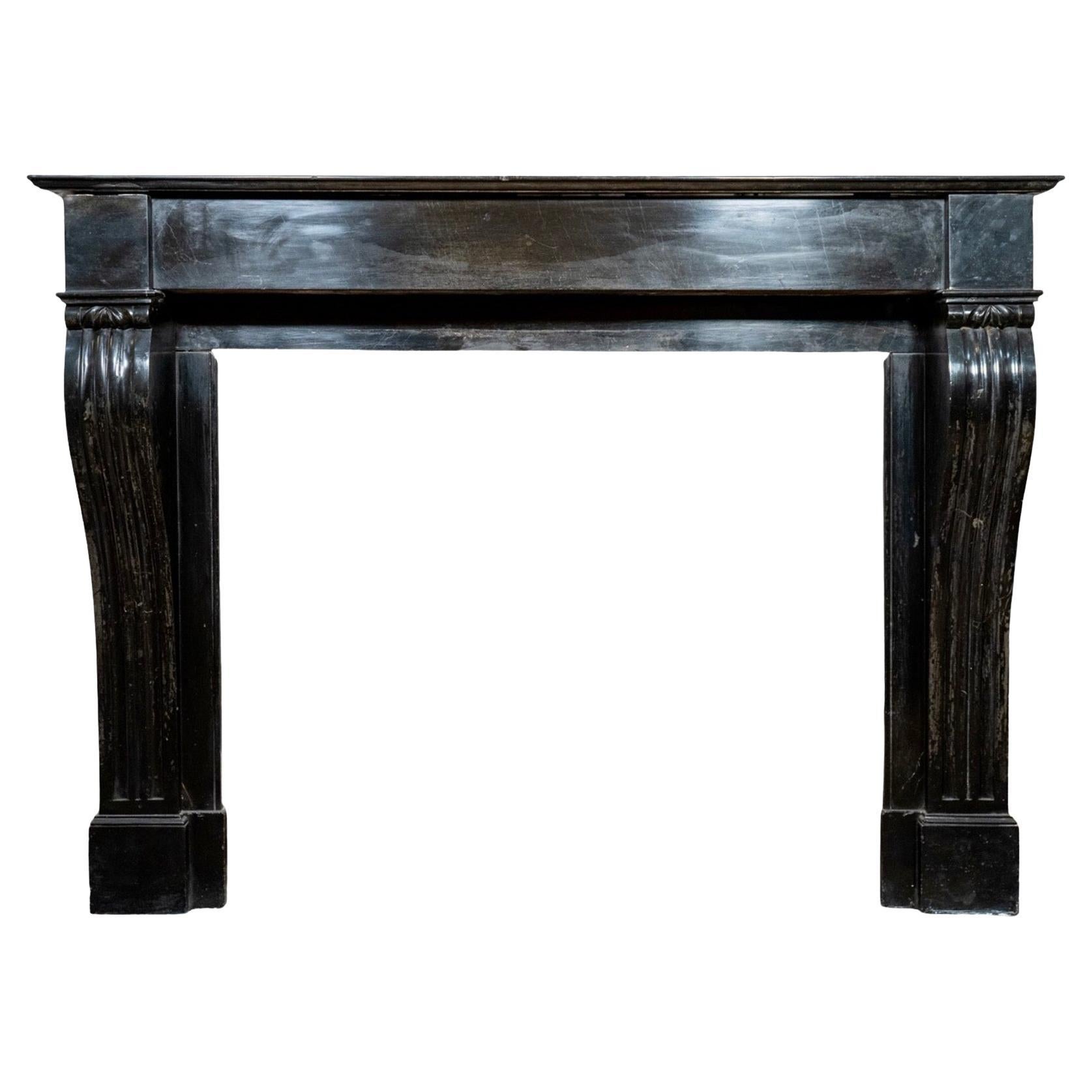 Cheminée ancienne française en marbre noir de Mazy