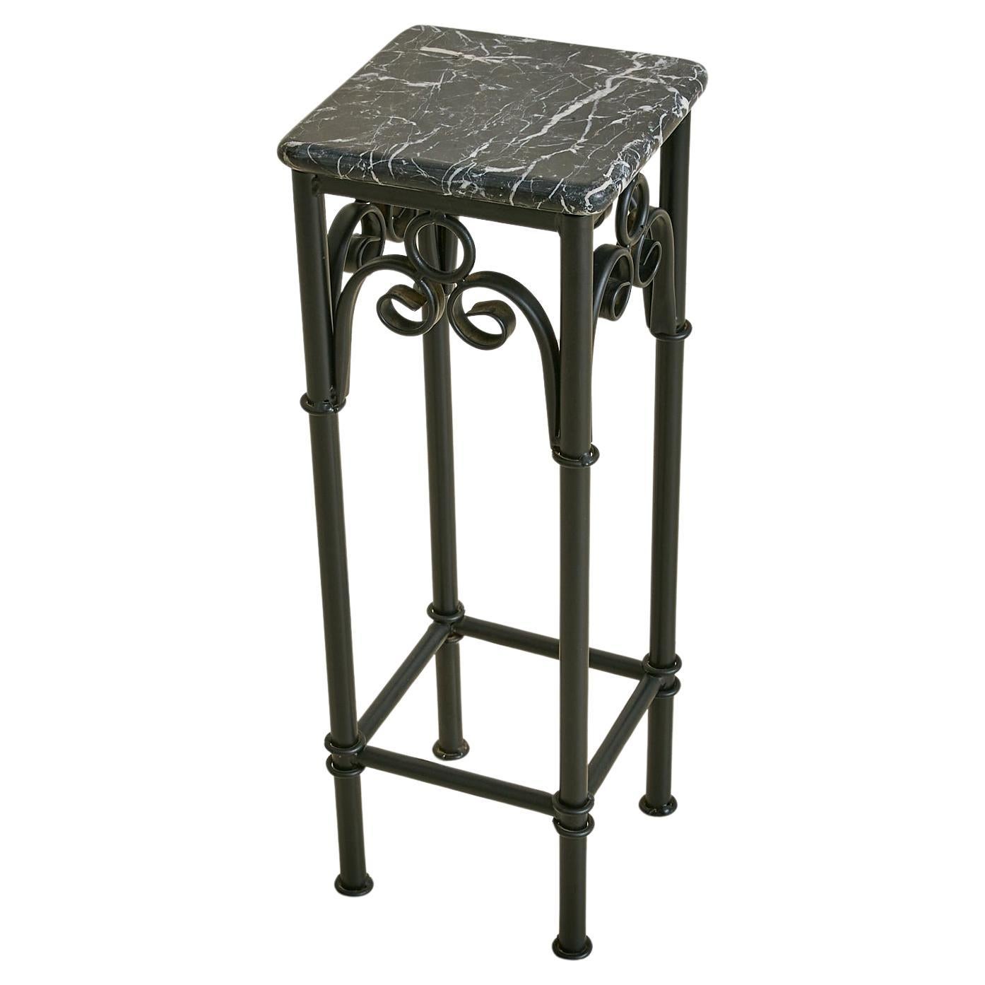 Table d'appoint française en métal et marbre noir, années 1950 - 2 Disponibles