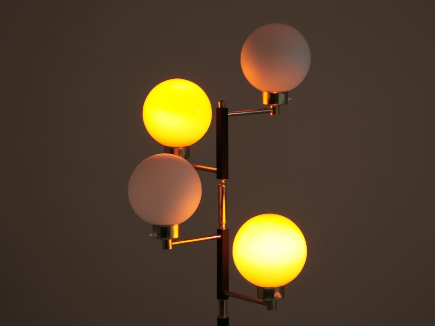 Floor lamp in metal, brass and opaline globes produced by Arlus or Lunel, France in the 1950s. Each globe has its original switch for individualized lighting. Very good condition.
Dimensions: L40 x D40 x H150 cm (opaline: diameter 15 cm).
