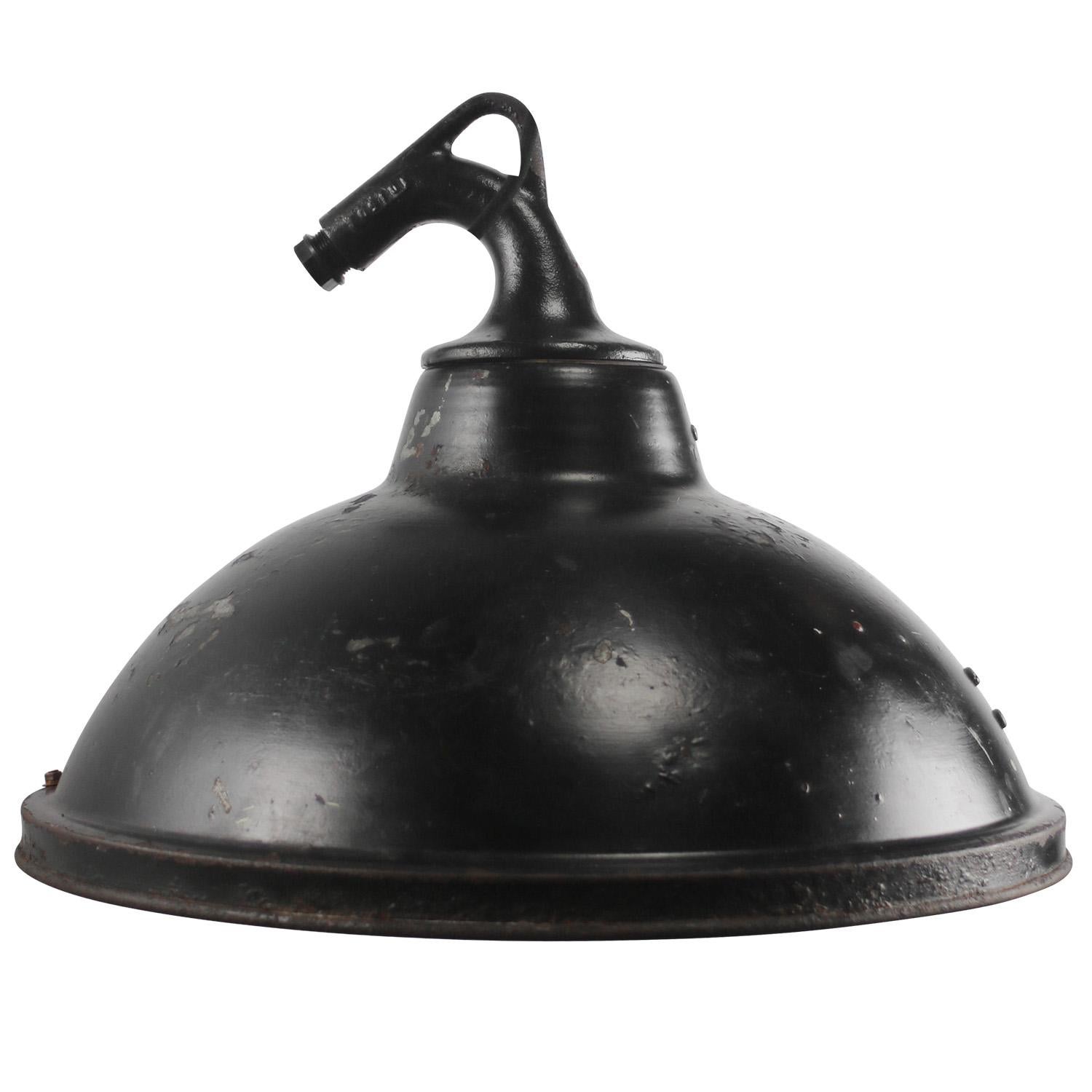 French Black Metal Vintage Industrial Cast Iron 5 bulbs Pendant Light In Good Condition For Sale In Amsterdam, NL