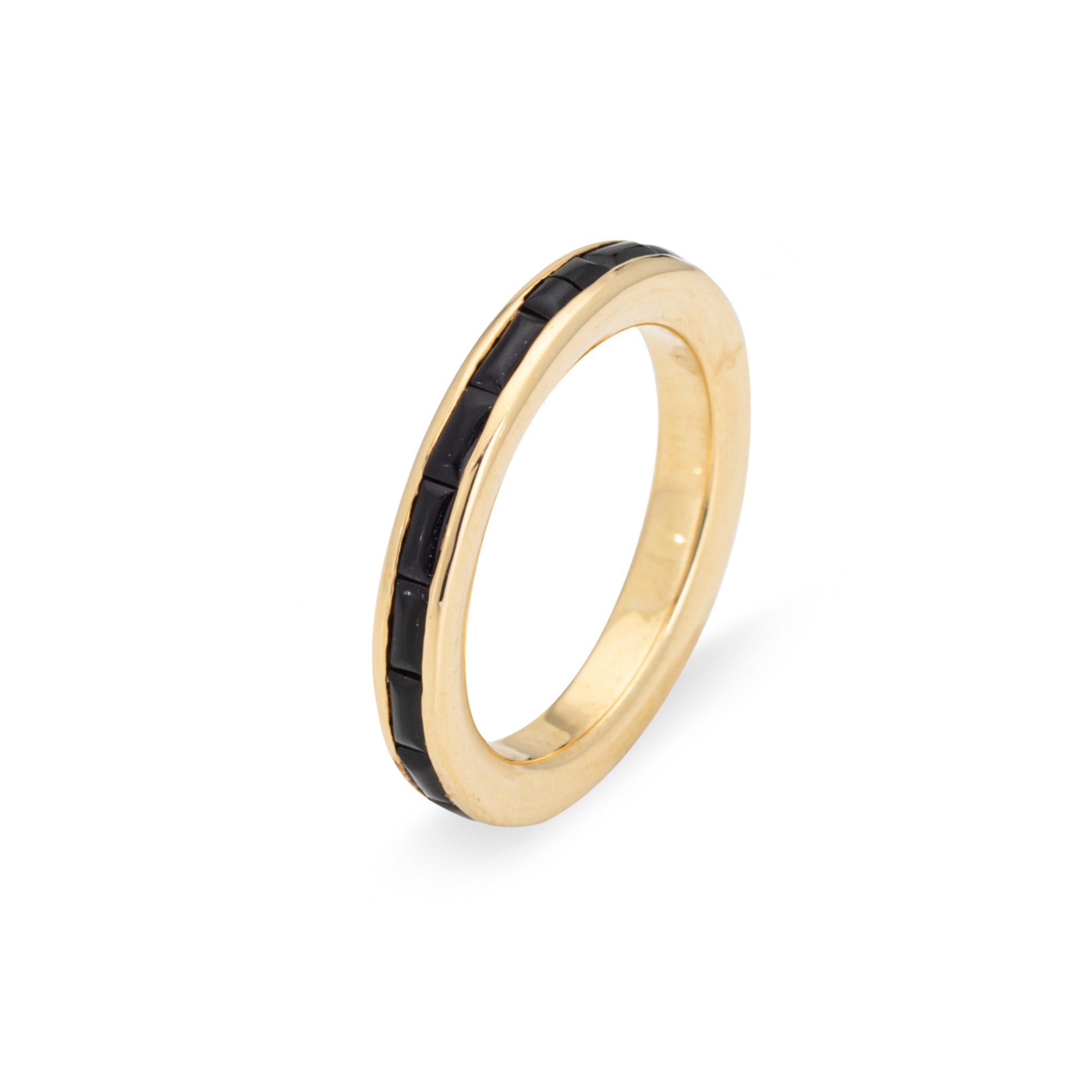 Stilvoller französischer Onyxring für die Ewigkeit aus 18 Karat Gelbgold im Vintage-Stil. 

Der schwarze Onyx misst ca. 3 mm x 1 mm. Anmerkung: Risse in 2 Onyxstücken.   

Der mit schwarzem Onyx besetzte Ring hat ein schlichtes und elegantes Design