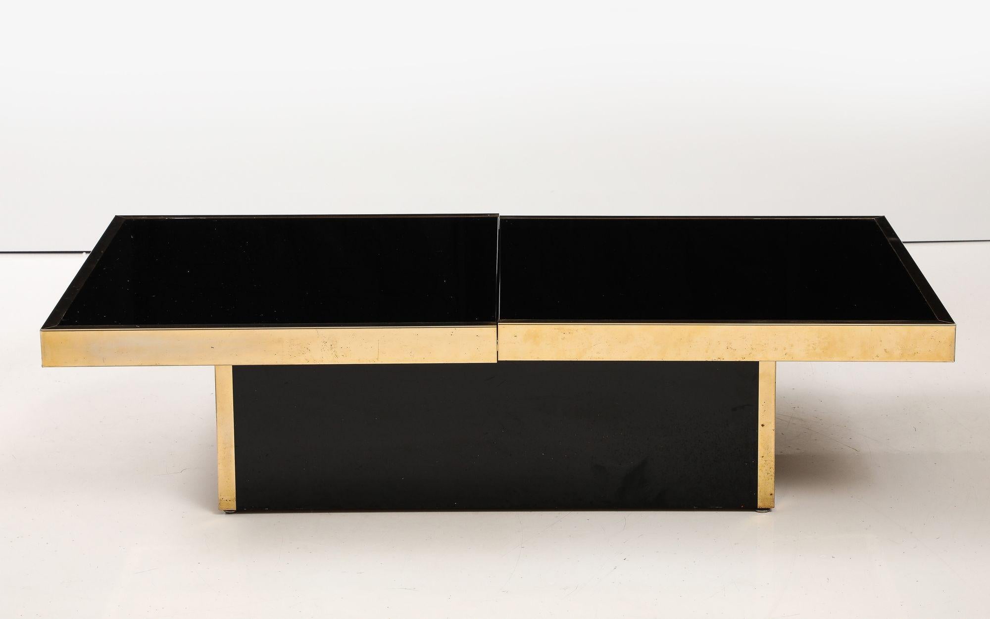 Cette table basse française chic et sophistiquée est fabriquée en verre opalin, ce qui lui confère une qualité éthérée et translucide. Les délicats panneaux opalins sont élégamment encadrés par des garnitures en laiton brillant, ajoutant une touche