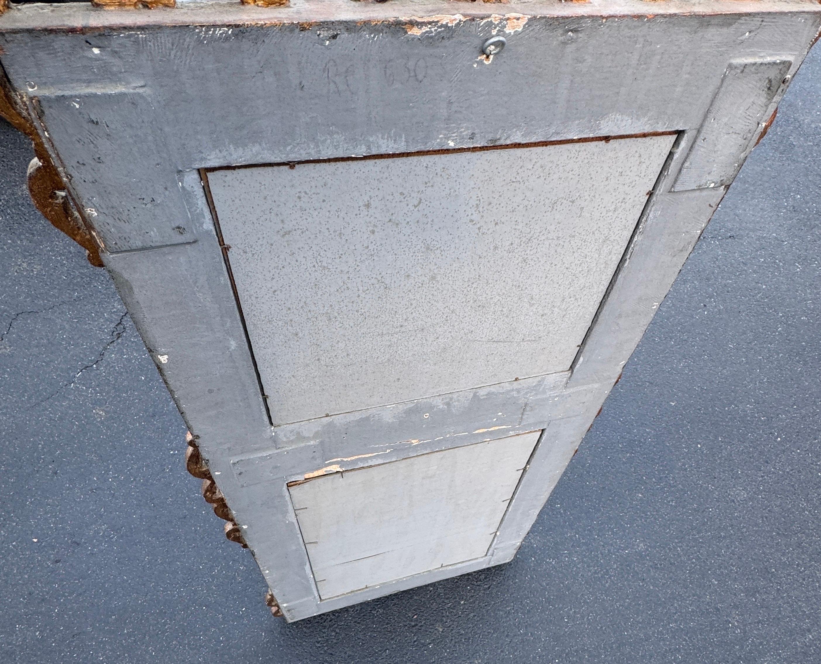 Espejo de Pared Francés Tallado Dorado Pintado de Negro en venta 9