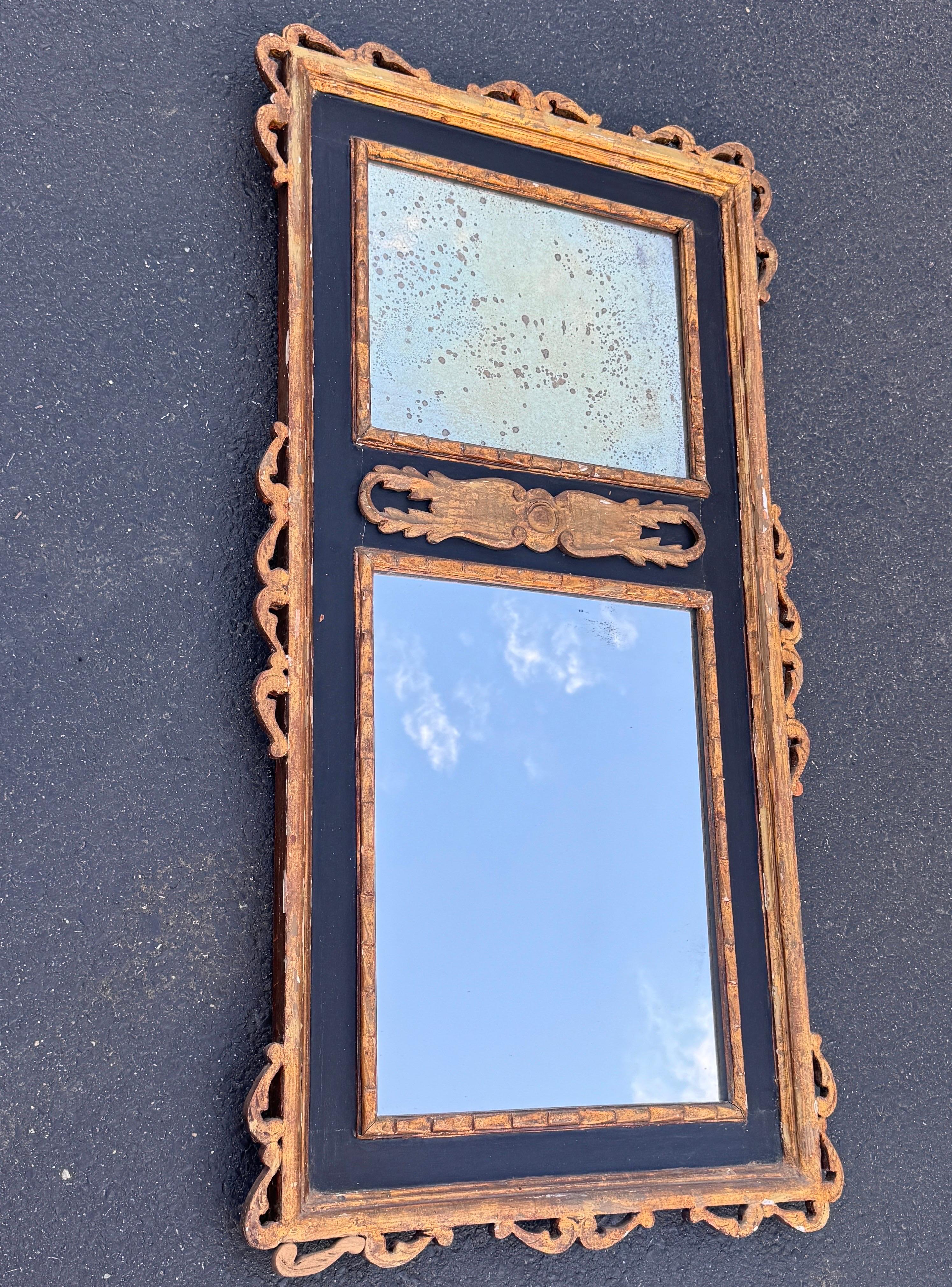 Espejo de Pared Francés Tallado Dorado Pintado de Negro Provincial francés en venta