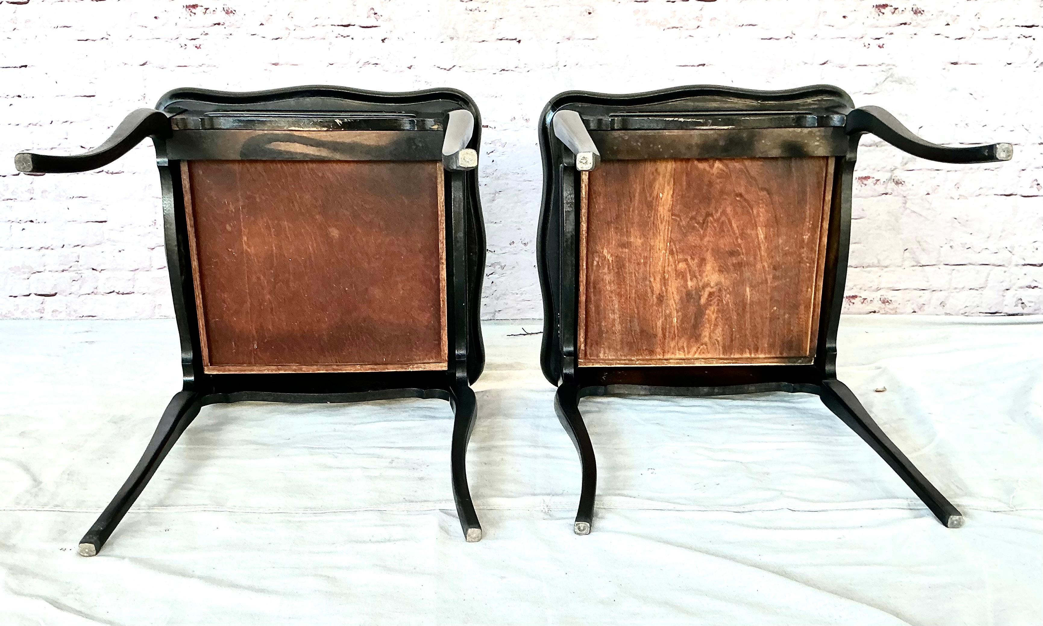 Paire de tables d'appoint ou de chevet en bois peint en noir en vente 4