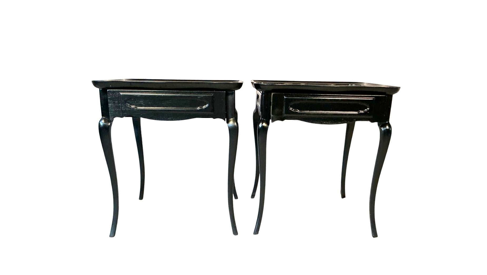 Paire de tables d'appoint ou de chevet en bois peint en noir en vente 5