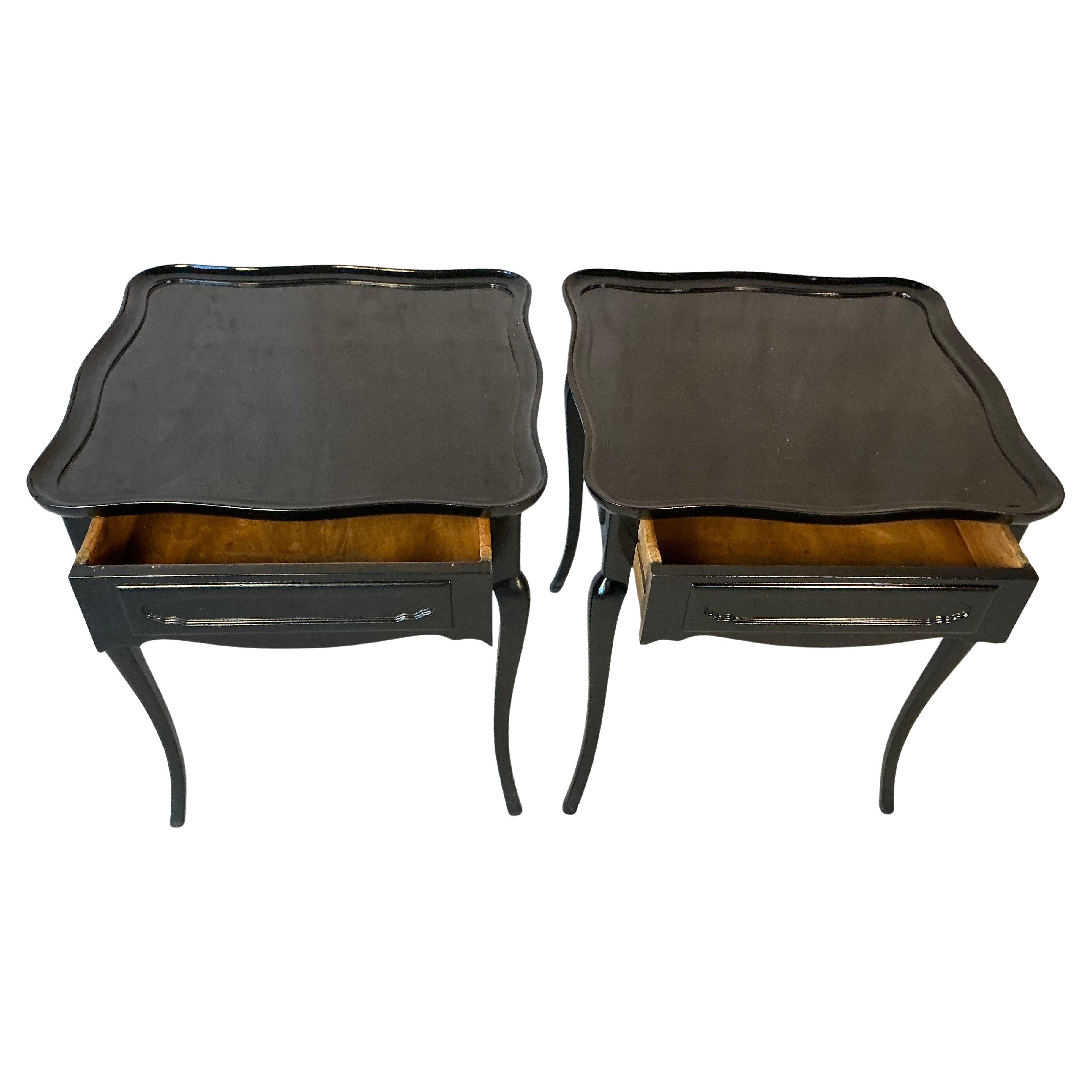 Provincial français Paire de tables d'appoint ou de chevet en bois peint en noir en vente