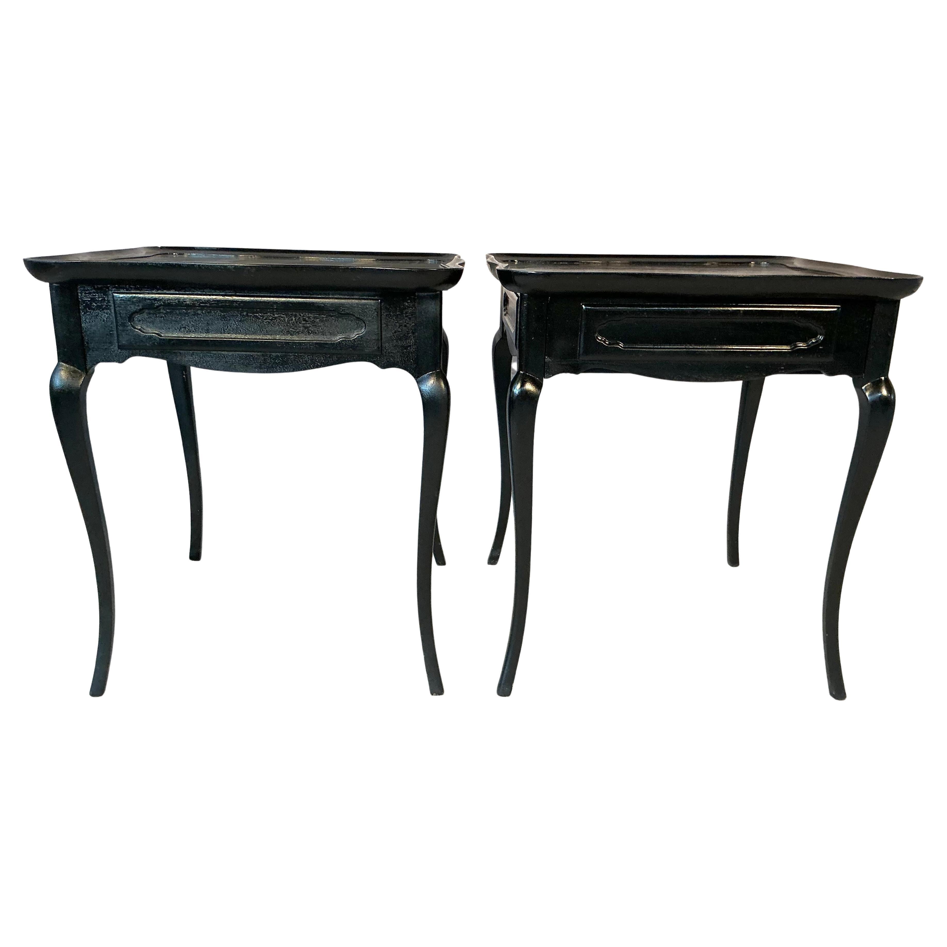 Français Paire de tables d'appoint ou de chevet en bois peint en noir en vente