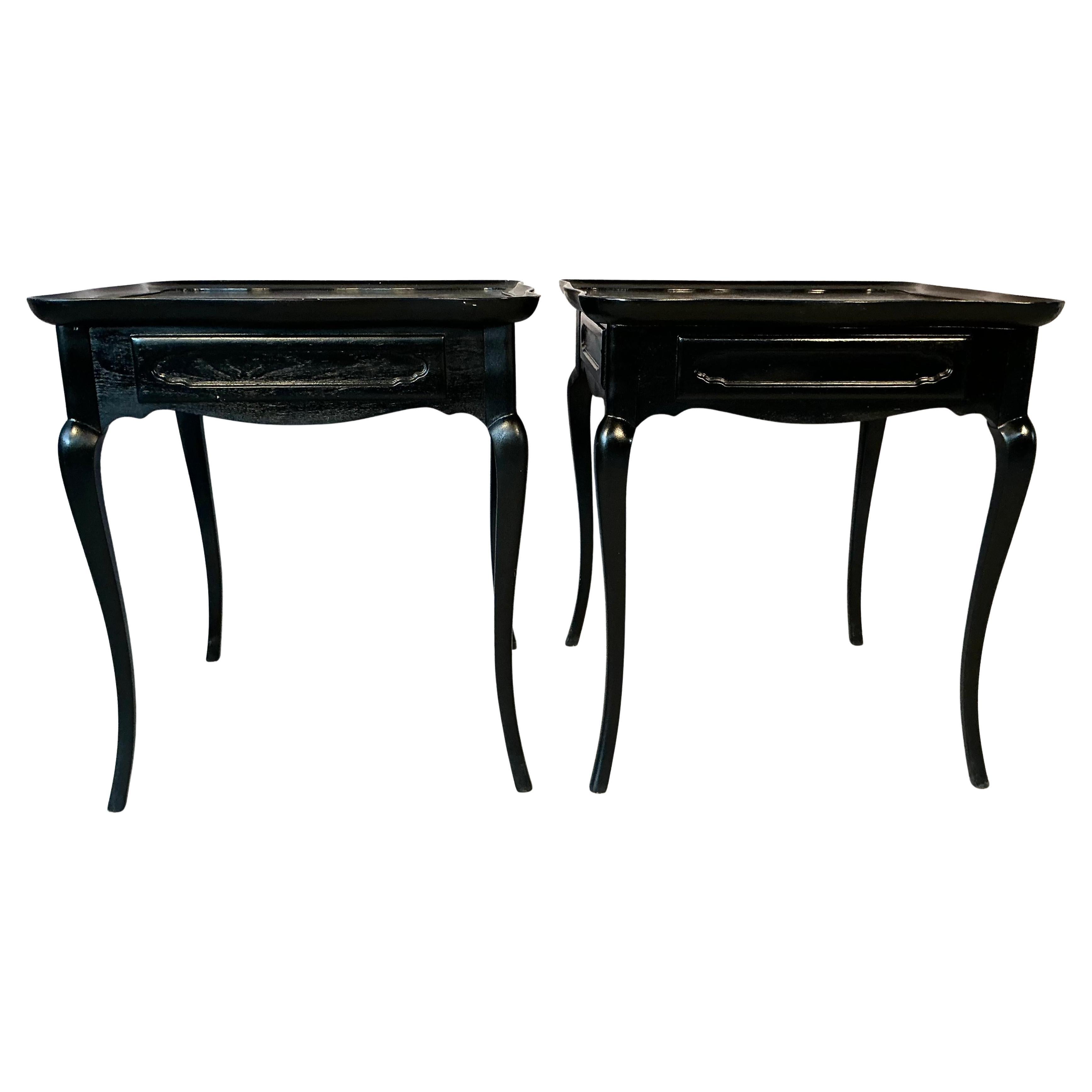 Peint Paire de tables d'appoint ou de chevet en bois peint en noir en vente