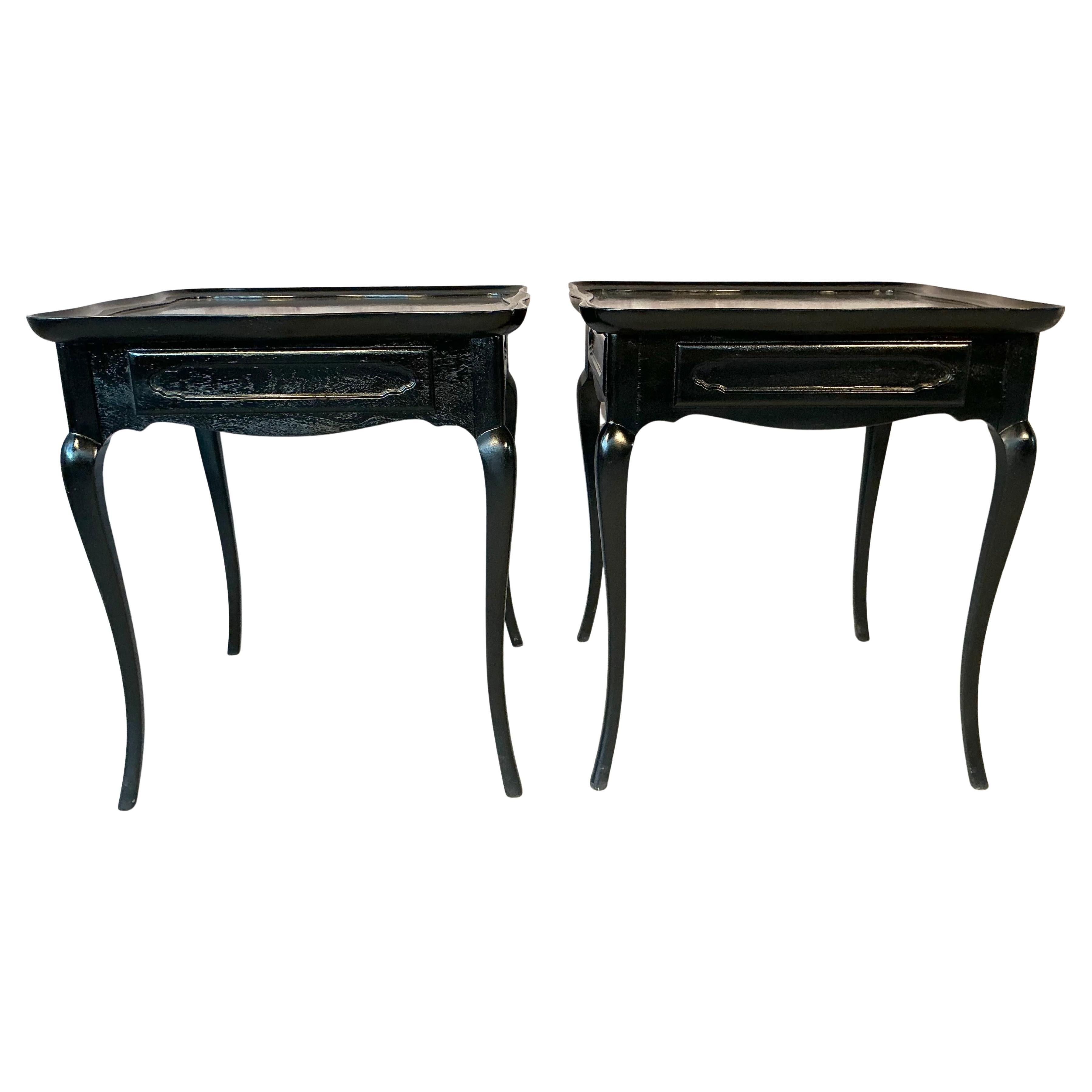 Paire de tables d'appoint ou de chevet en bois peint en noir Bon état - En vente à Bradenton, FL