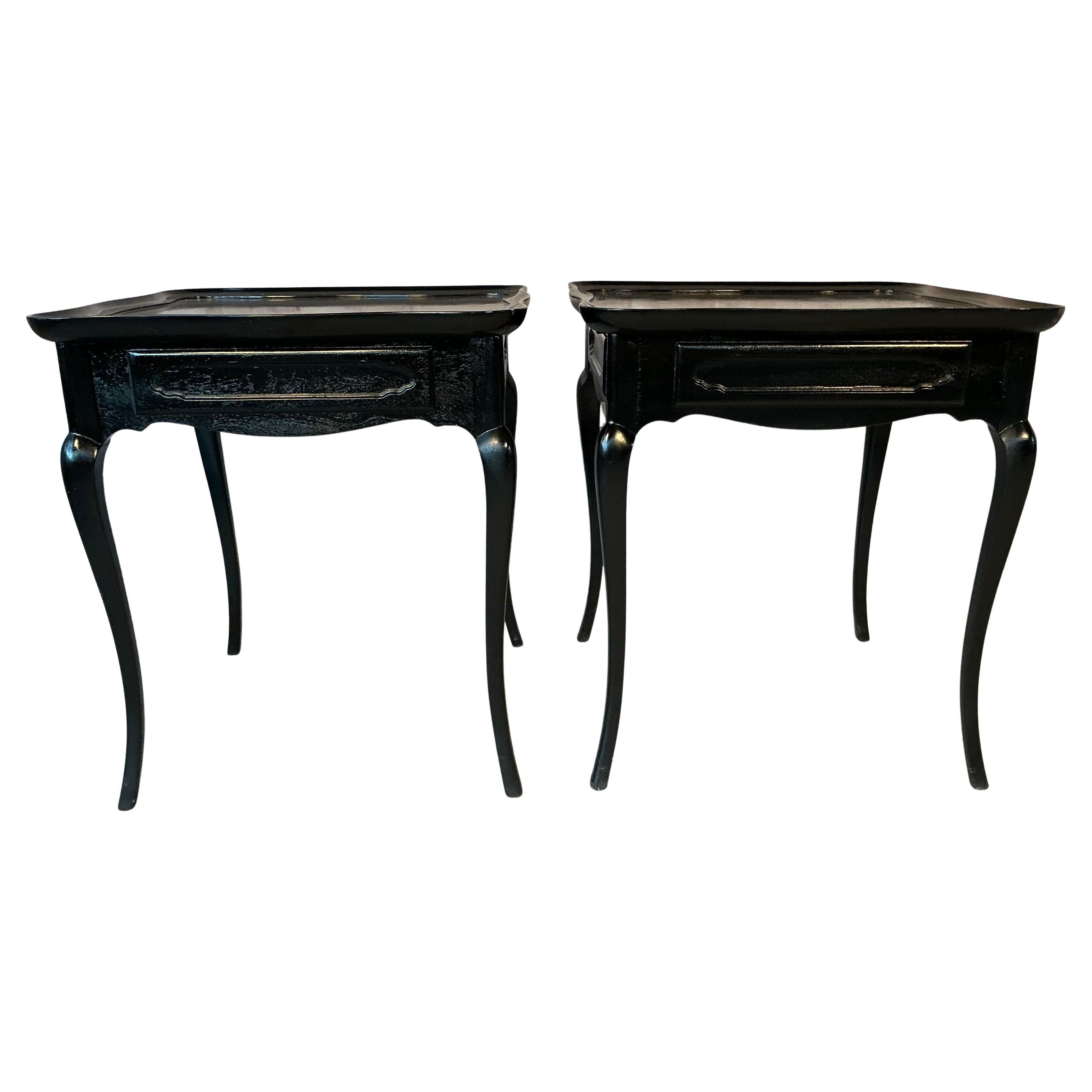 20ième siècle Paire de tables d'appoint ou de chevet en bois peint en noir en vente