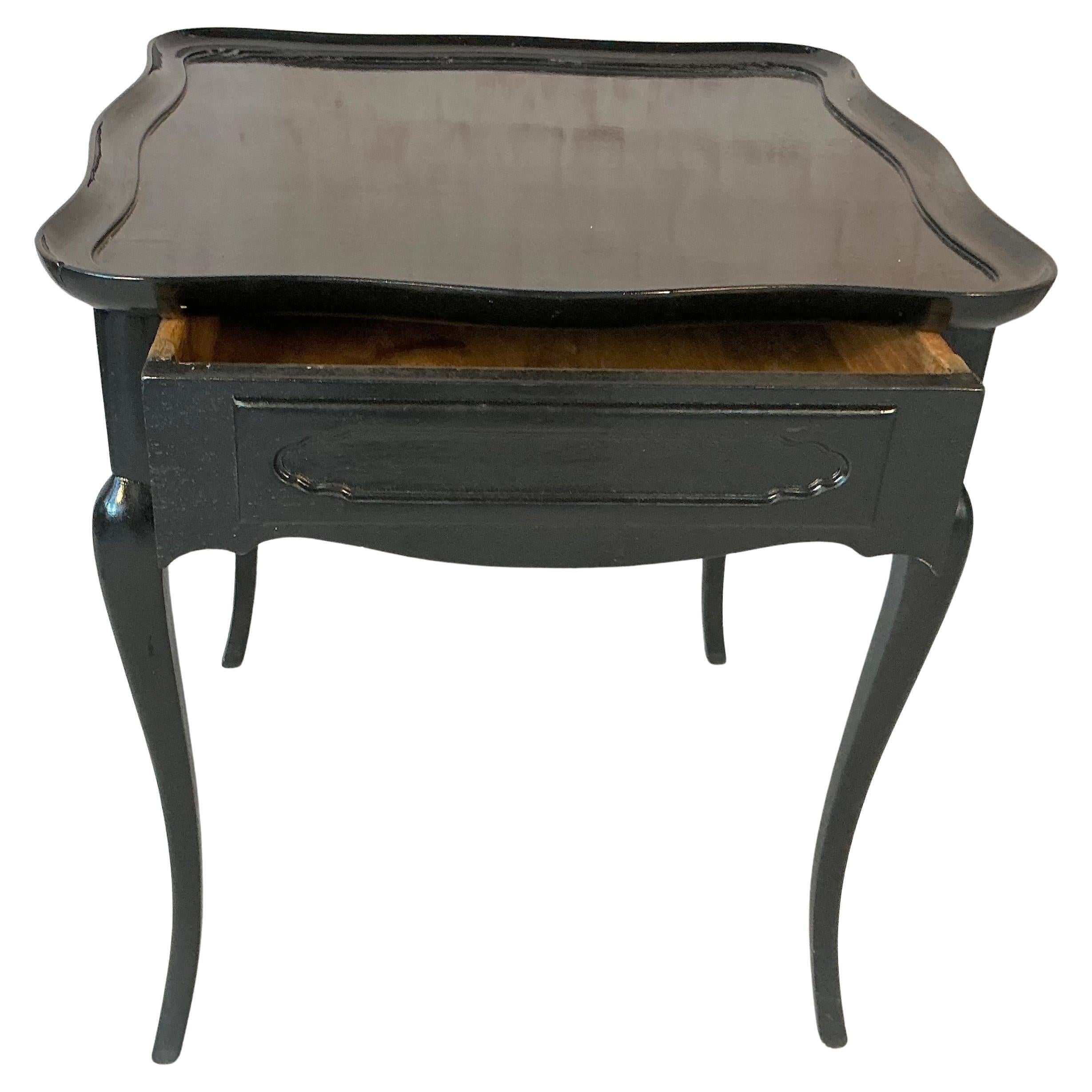 Bois Paire de tables d'appoint ou de chevet en bois peint en noir en vente