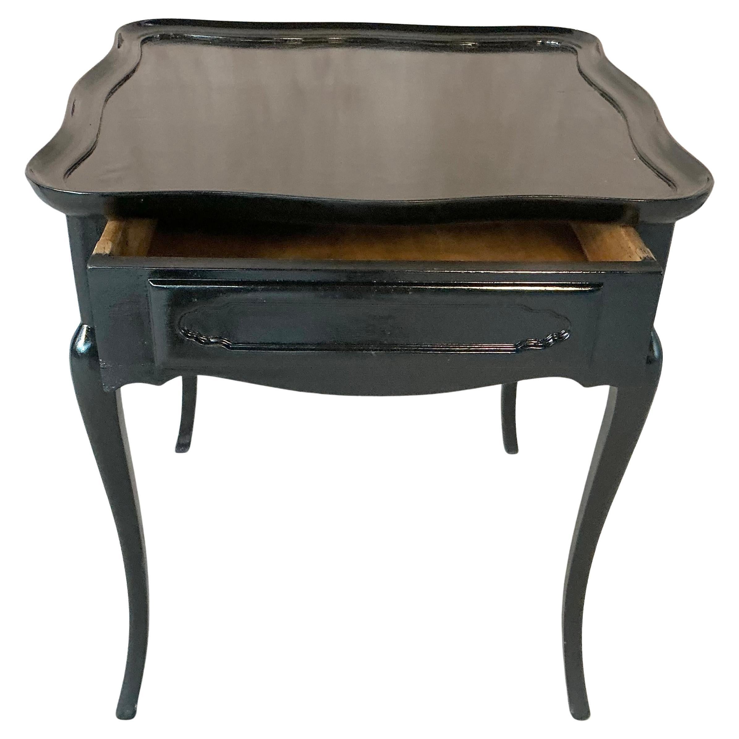 Paire de tables d'appoint ou de chevet en bois peint en noir en vente 1