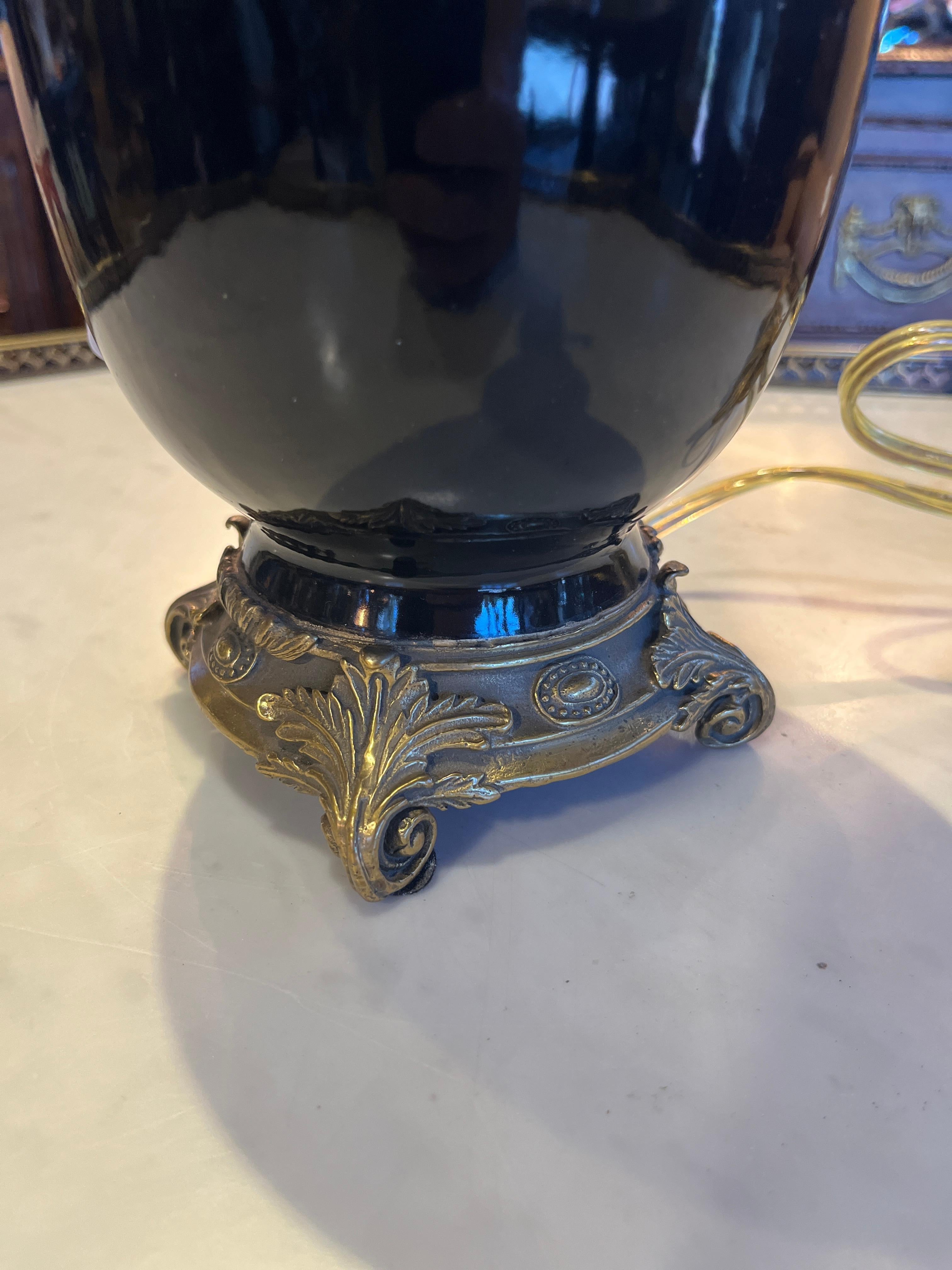 Soporte de Bronce para Lámpara de Porcelana Negra Francesa en Bueno estado para la venta en Scottsdale, AZ