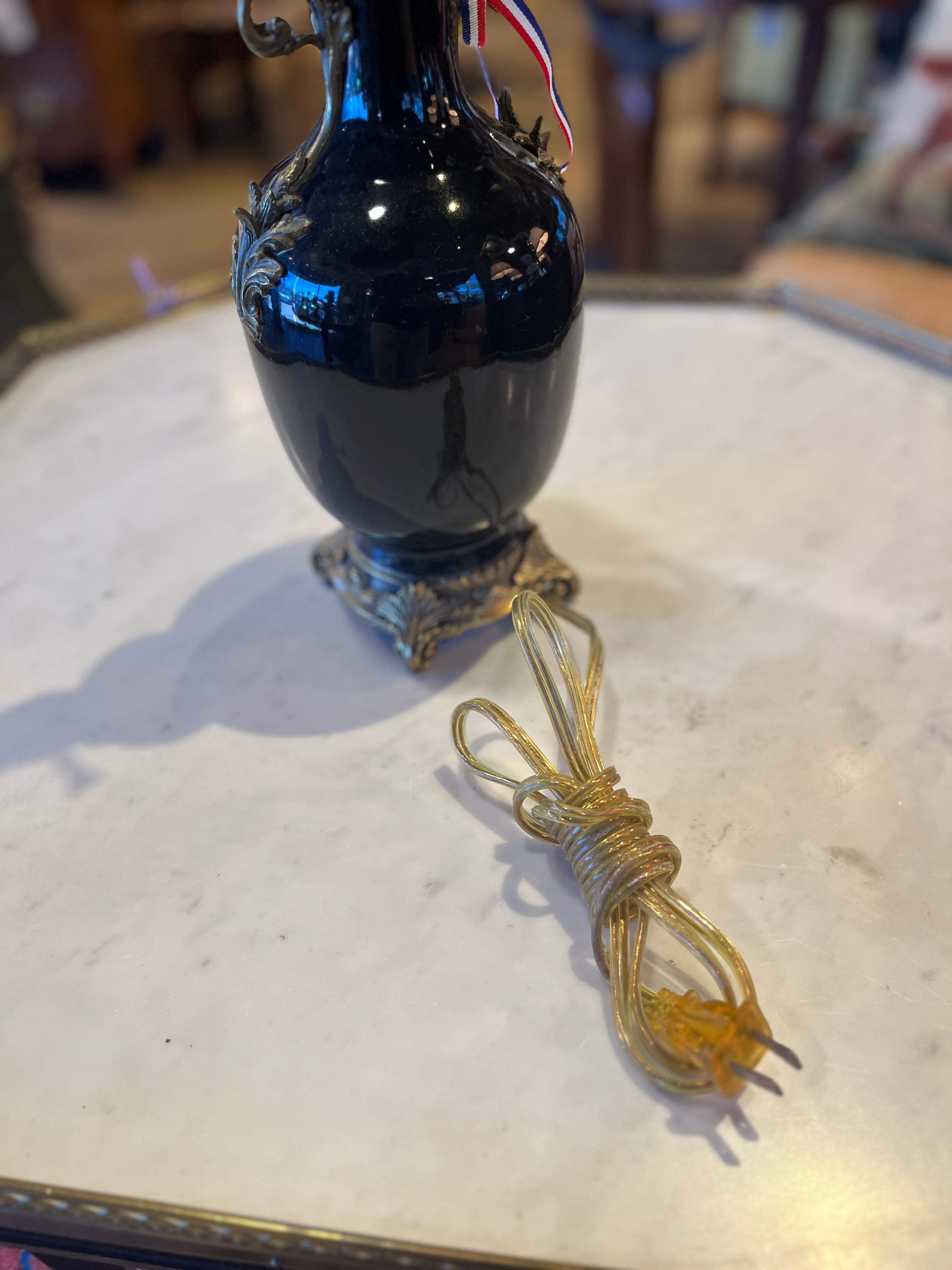 Soporte de Bronce para Lámpara de Porcelana Negra Francesa siglo XIX en venta