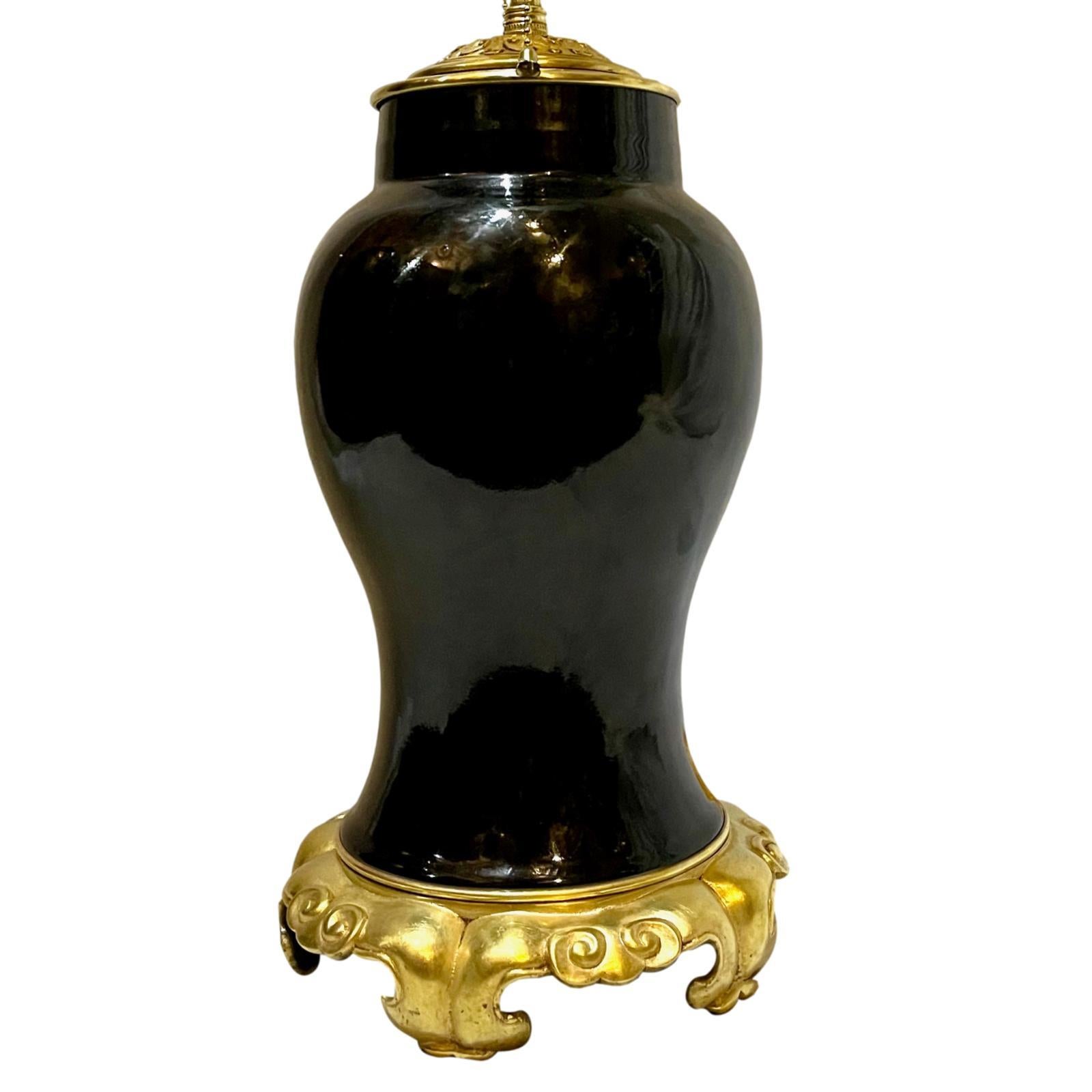 Eine einzelne französische Porzellan-Tischlampe um 1900 mit vergoldetem Bronzefuß und chinesischem Porzellankörper.

Abmessungen:
Höhe des Körpers: 14,5