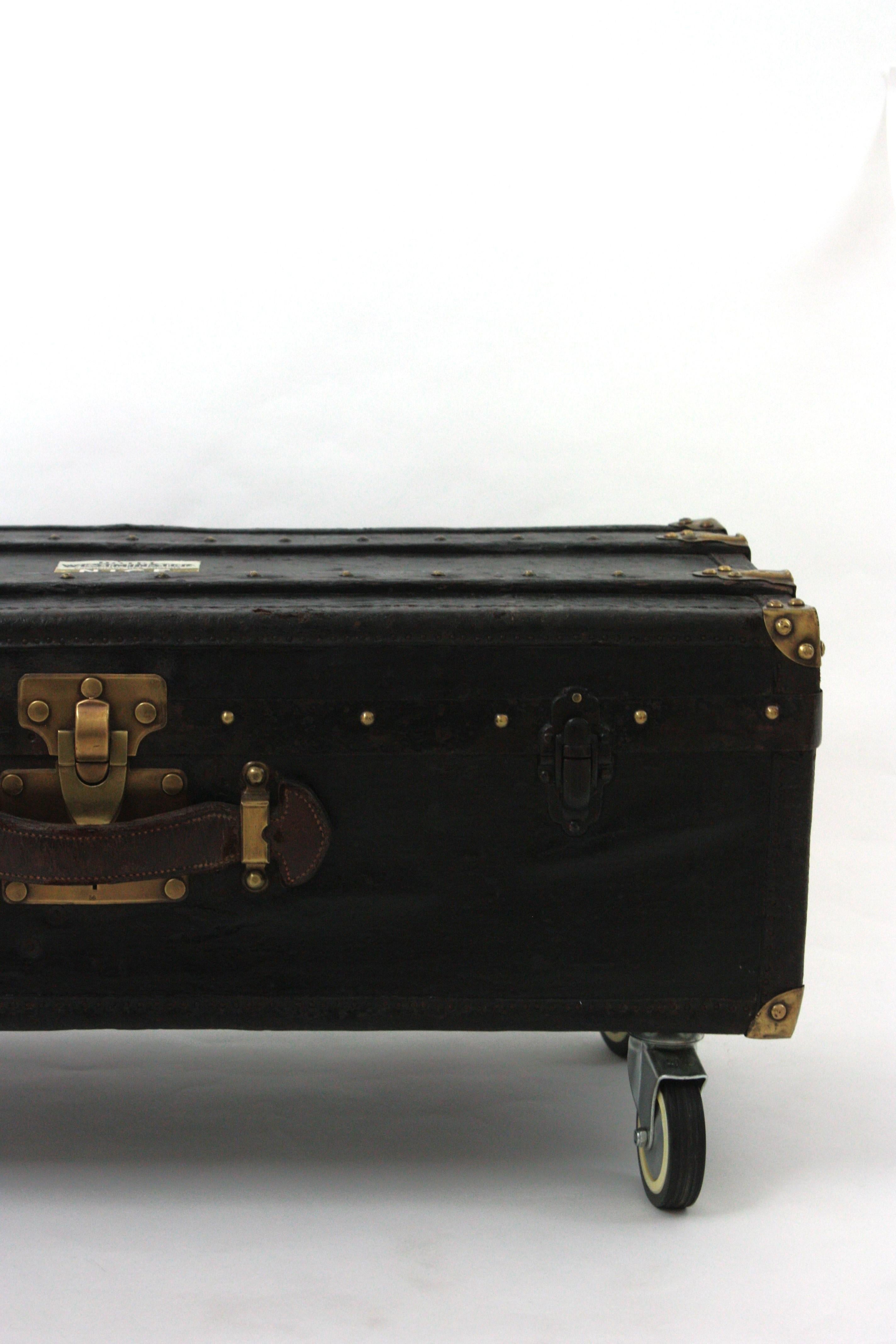 Französischer schwarzer Reisekoffer Couchtisch aus Canvas, Leder und Holz im Angebot 3