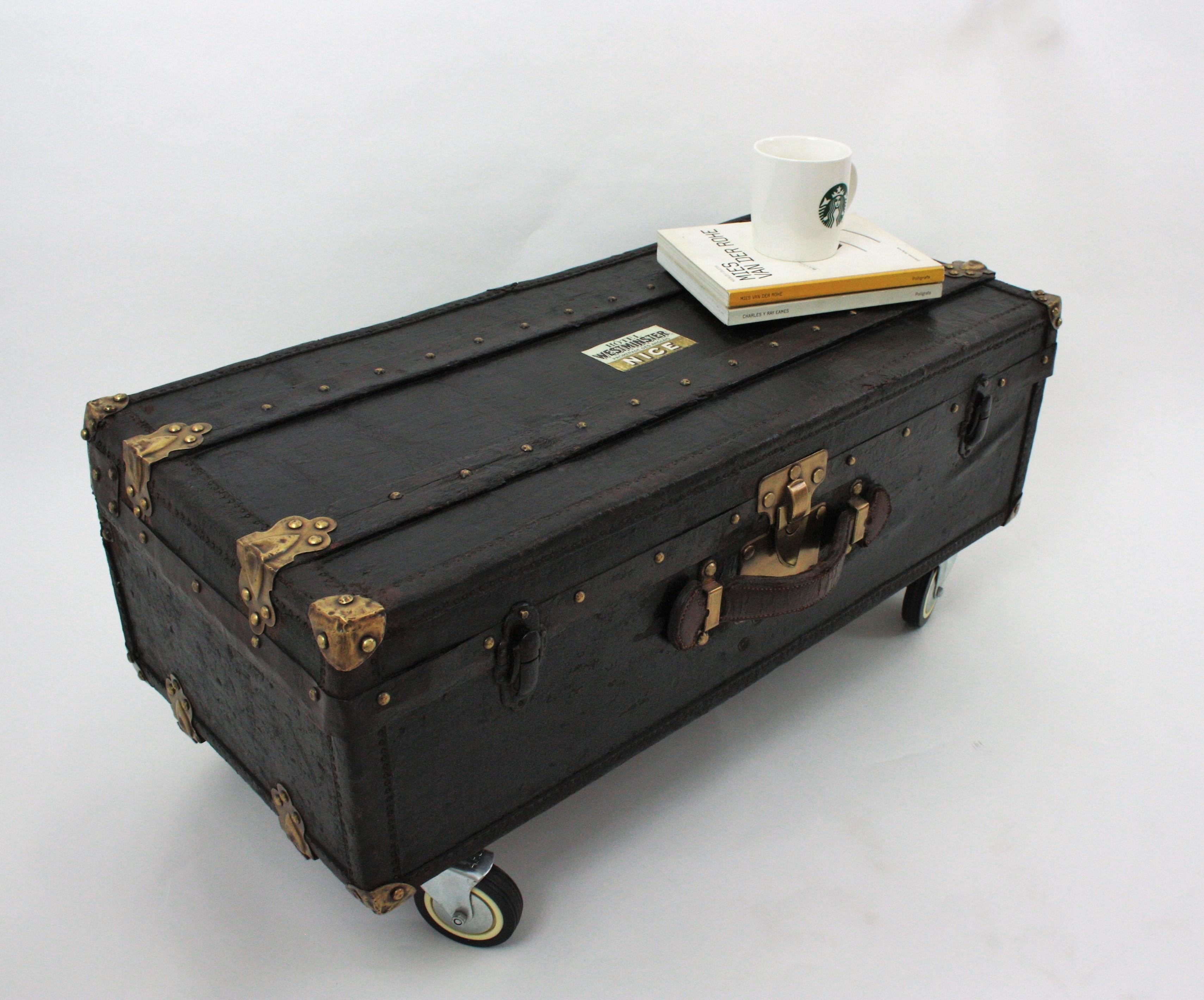 Französischer schwarzer Reisekoffer Couchtisch aus Canvas, Leder und Holz im Angebot 4