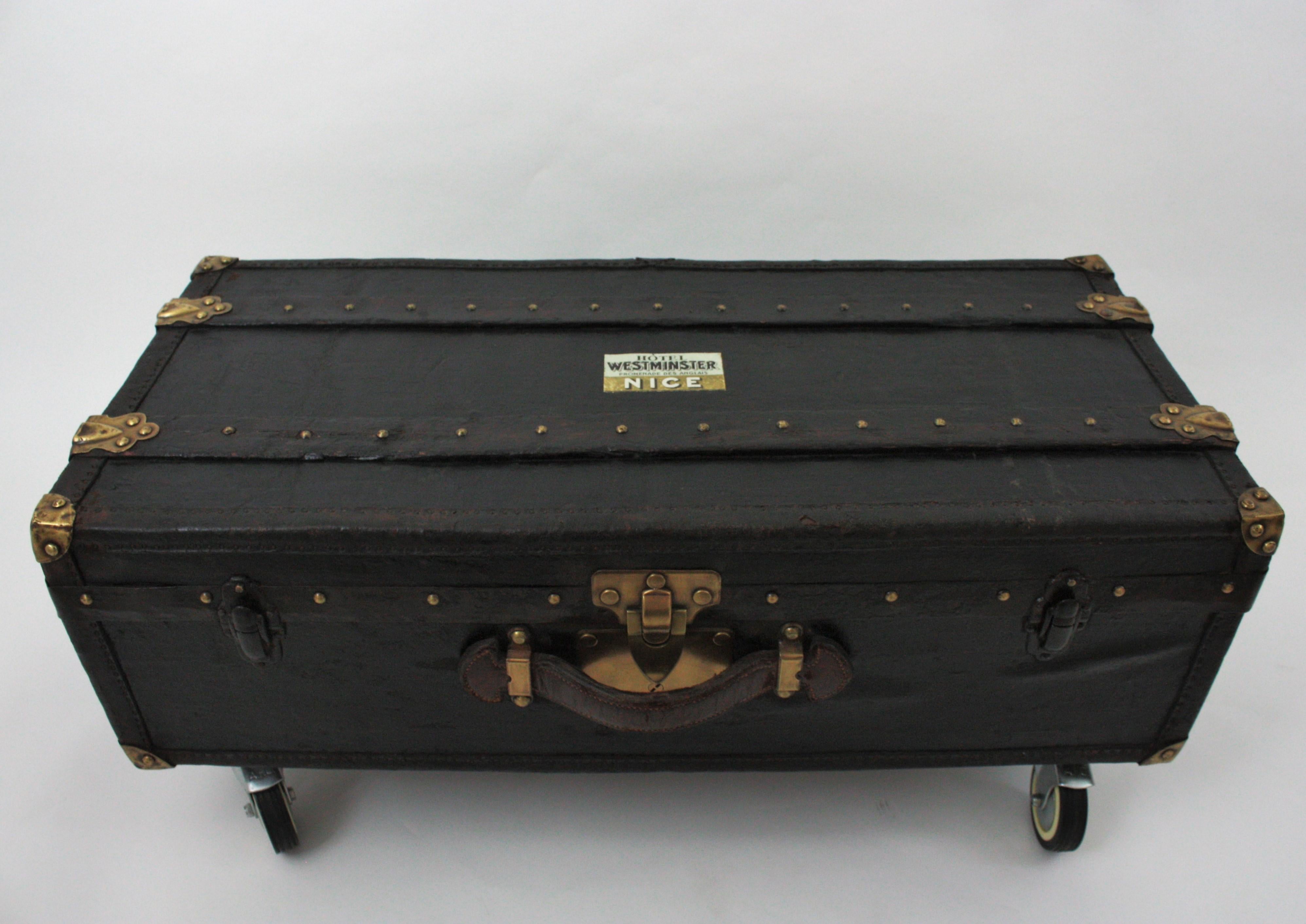 Französischer schwarzer Reisekoffer Couchtisch aus Canvas, Leder und Holz im Angebot 5