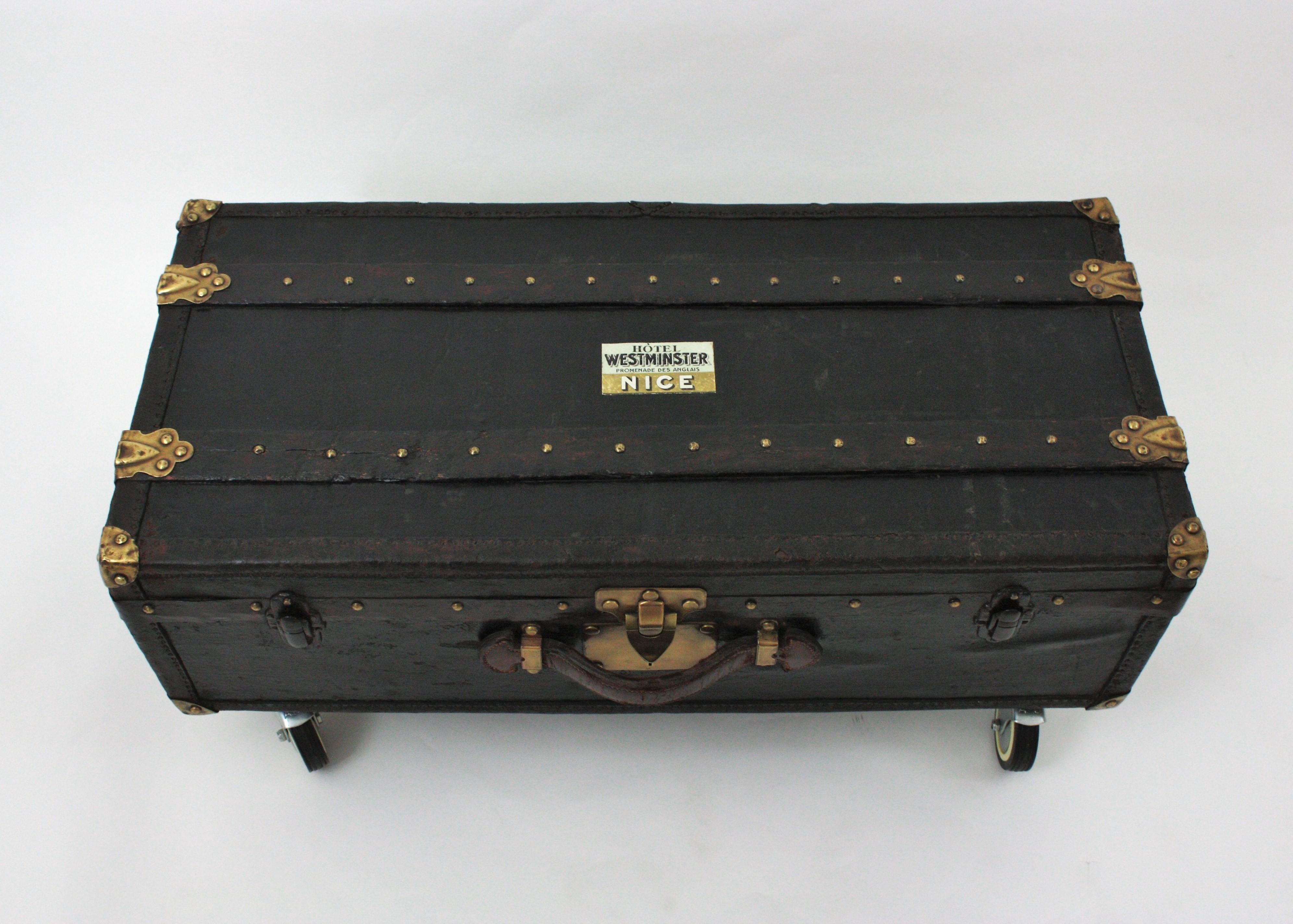 Französischer schwarzer Reisekoffer Couchtisch aus Canvas, Leder und Holz im Angebot 6