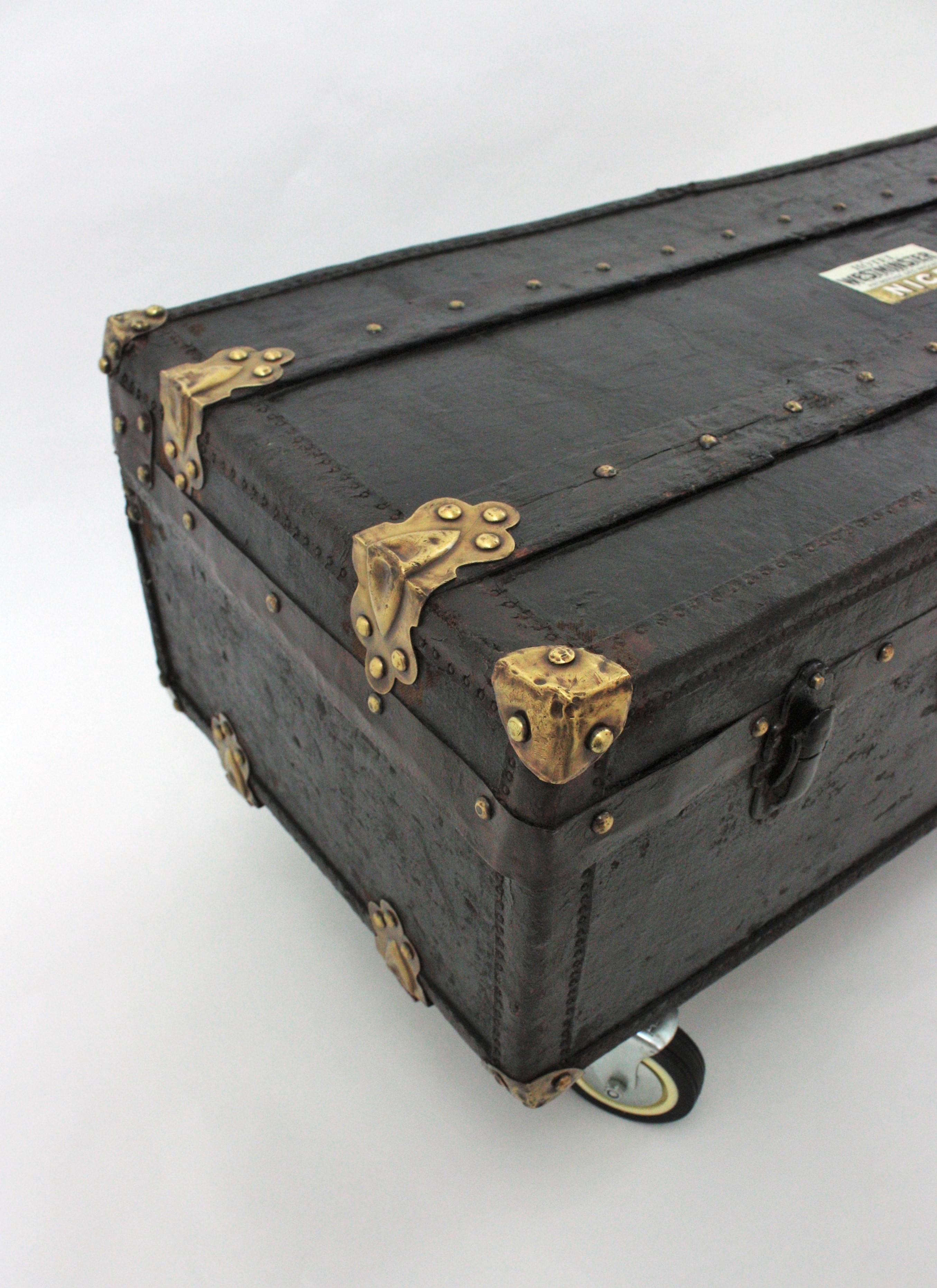 Französischer schwarzer Reisekoffer Couchtisch aus Canvas, Leder und Holz im Angebot 7