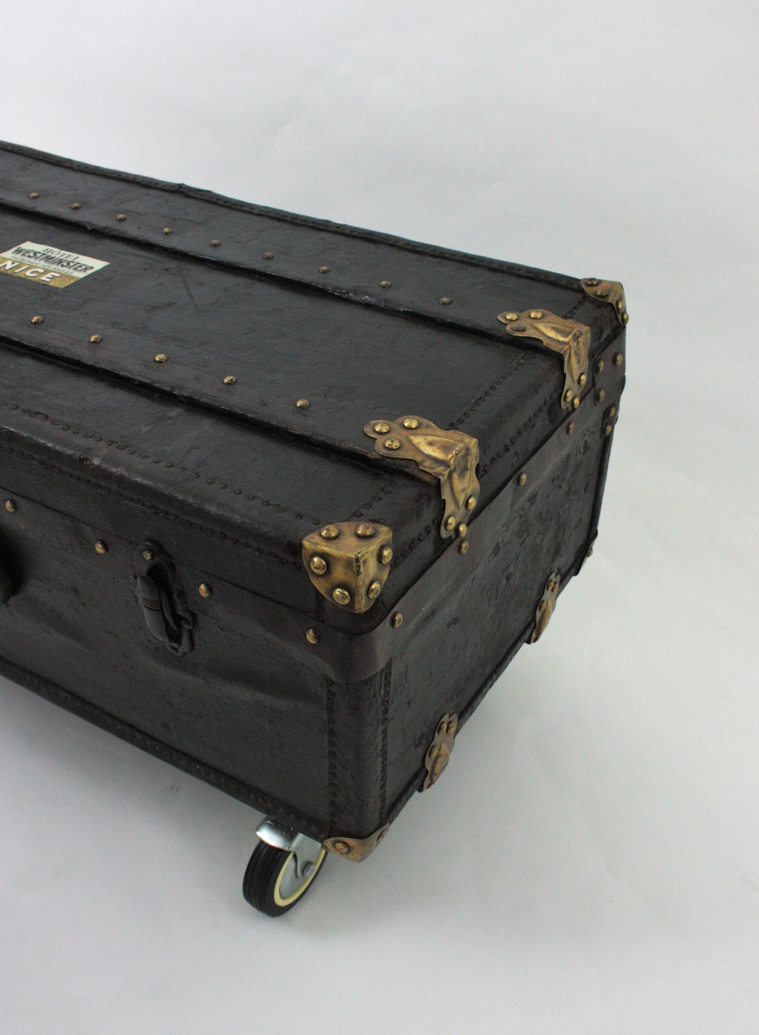 Französischer schwarzer Reisekoffer Couchtisch aus Canvas, Leder und Holz im Angebot 8