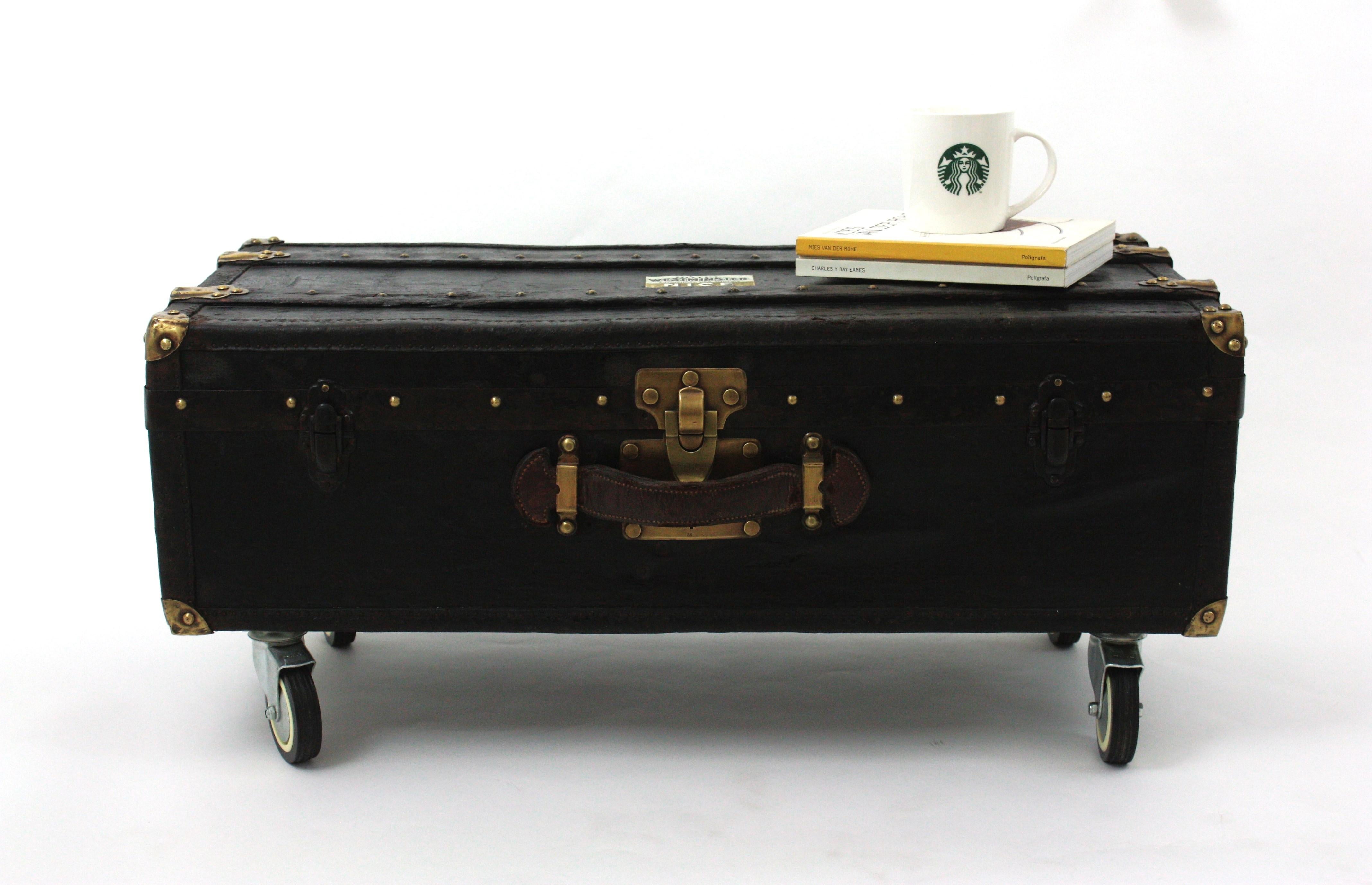 Französischer schwarzer Reisekoffer Couchtisch aus Canvas, Leder und Holz im Angebot 9