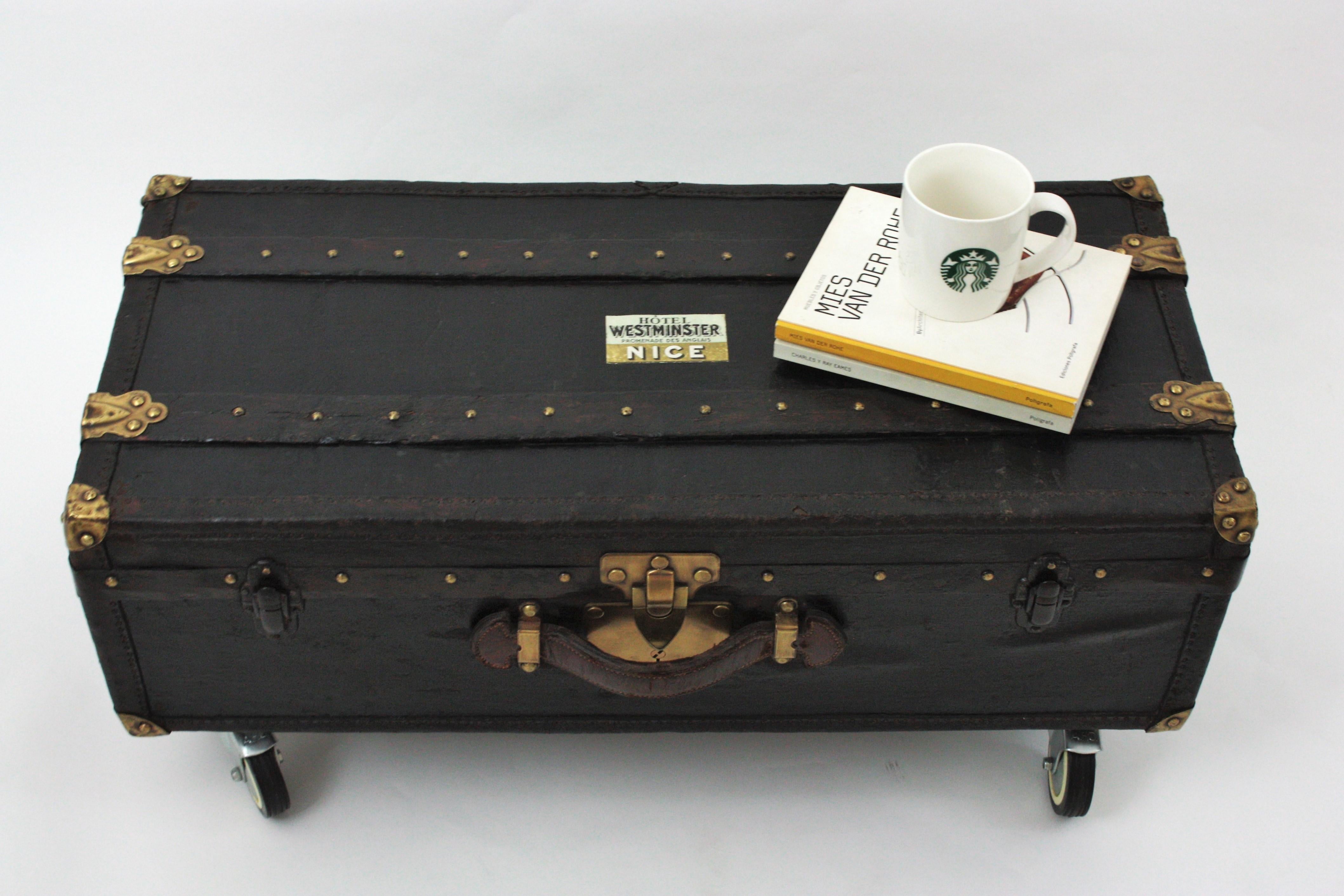 Französischer schwarzer Reisekoffer Couchtisch aus Canvas, Leder und Holz im Angebot 10