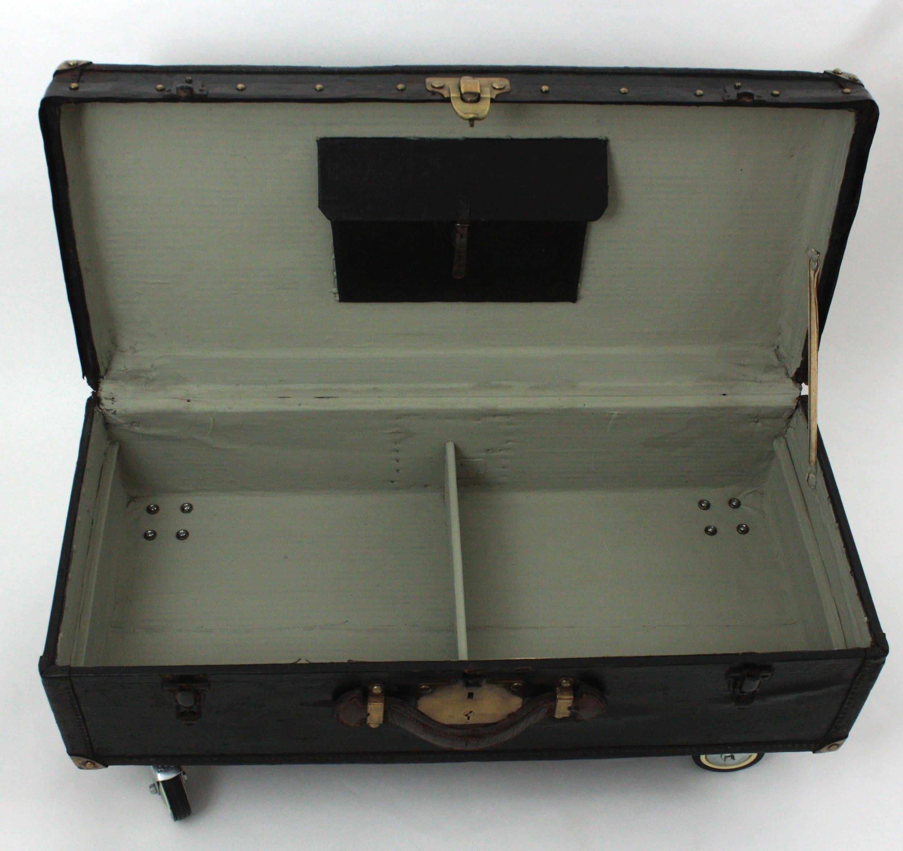 Französischer schwarzer Reisekoffer Couchtisch aus Canvas, Leder und Holz im Angebot 11