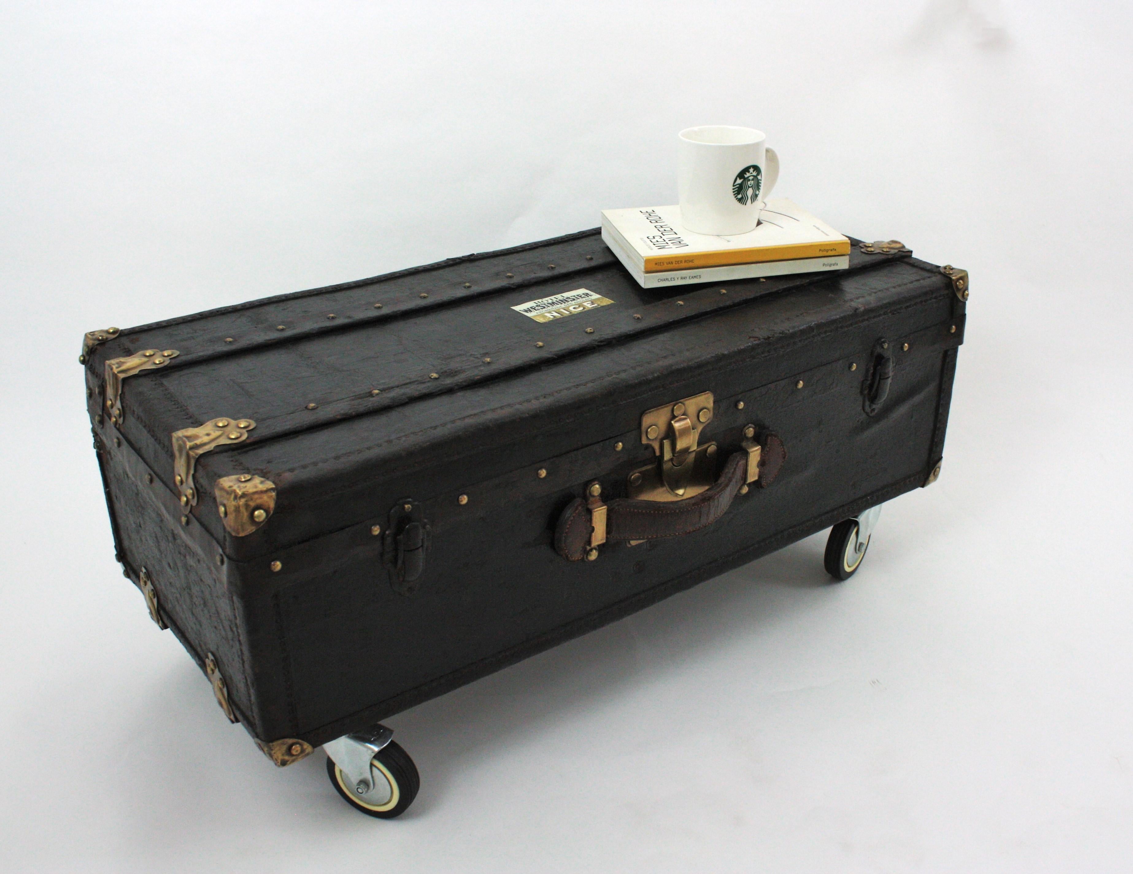 Französischer schwarzer Reisekoffer Couchtisch aus Canvas, Leder und Holz im Angebot 12