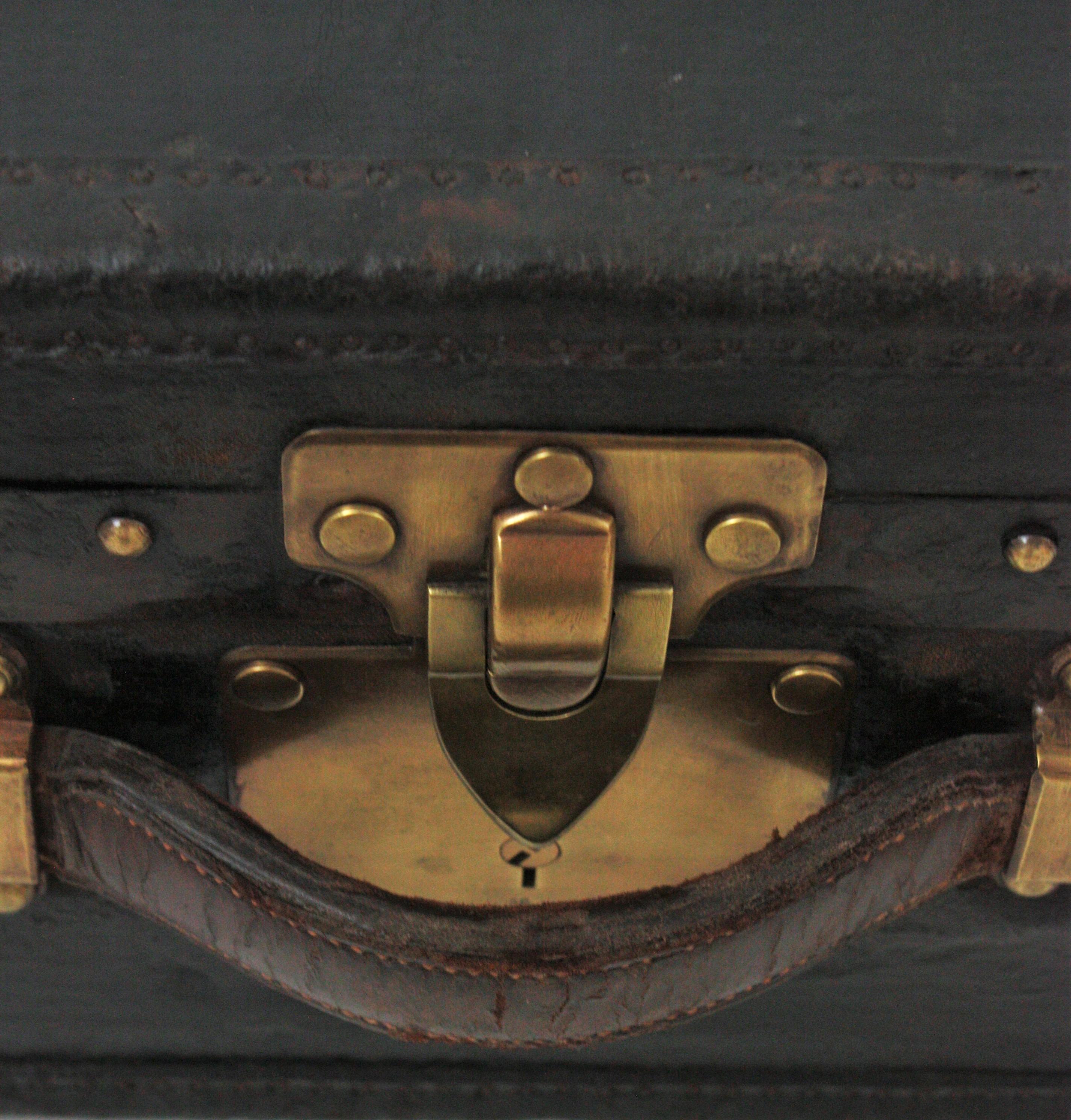 Französischer schwarzer Reisekoffer Couchtisch aus Canvas, Leder und Holz (Handgefertigt) im Angebot