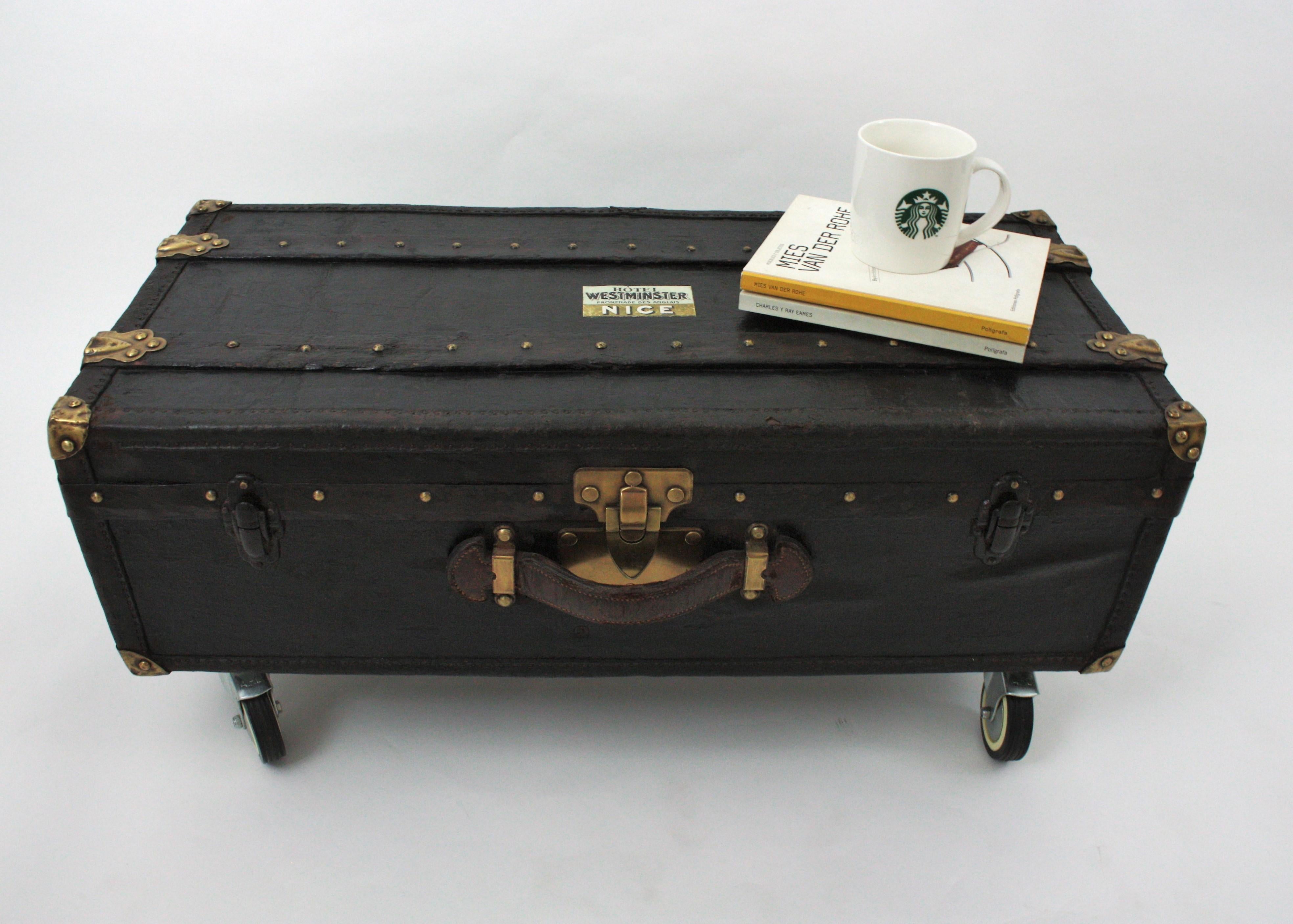 Französischer schwarzer Reisekoffer Couchtisch aus Canvas, Leder und Holz (20. Jahrhundert) im Angebot