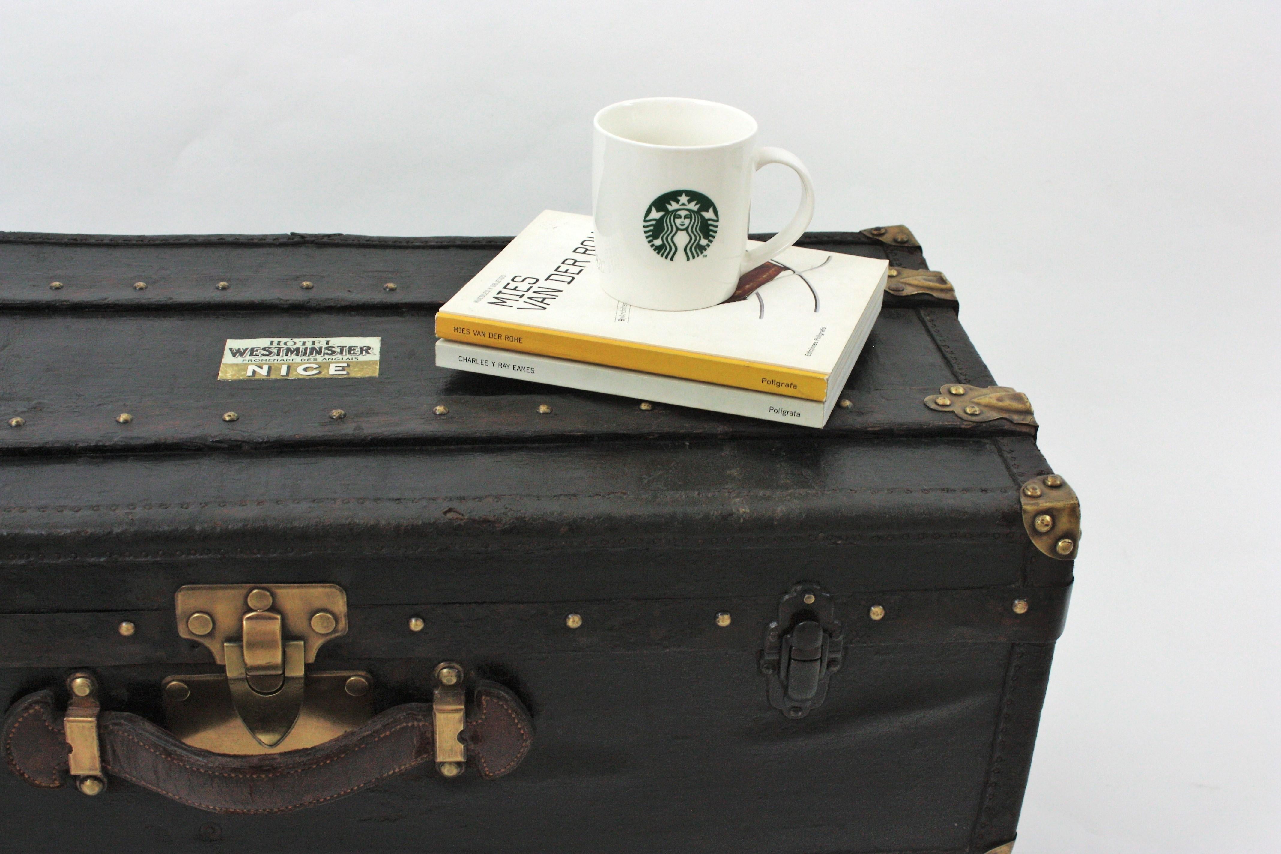 Französischer schwarzer Reisekoffer Couchtisch aus Canvas, Leder und Holz (Messing) im Angebot