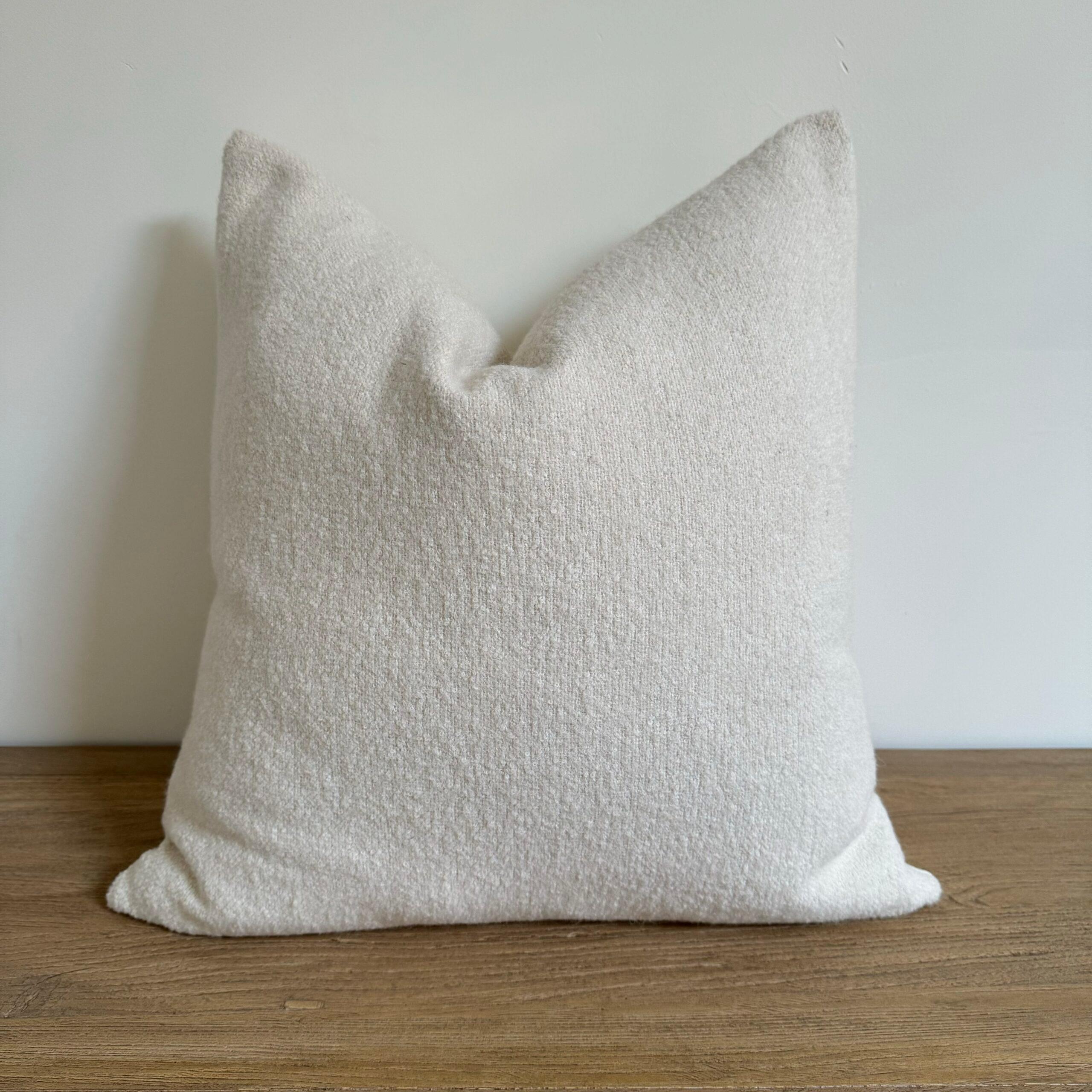 Une luxueuse bouclette de laine et de lin tissée avec un dos en lin lavé à la pierre.
Le tissu de lin est importé de France.
Fabriqué sur mesure, peut être personnalisé à votre taille.
Couleur : Blanc
Fermeture éclair en laiton antique
Taille