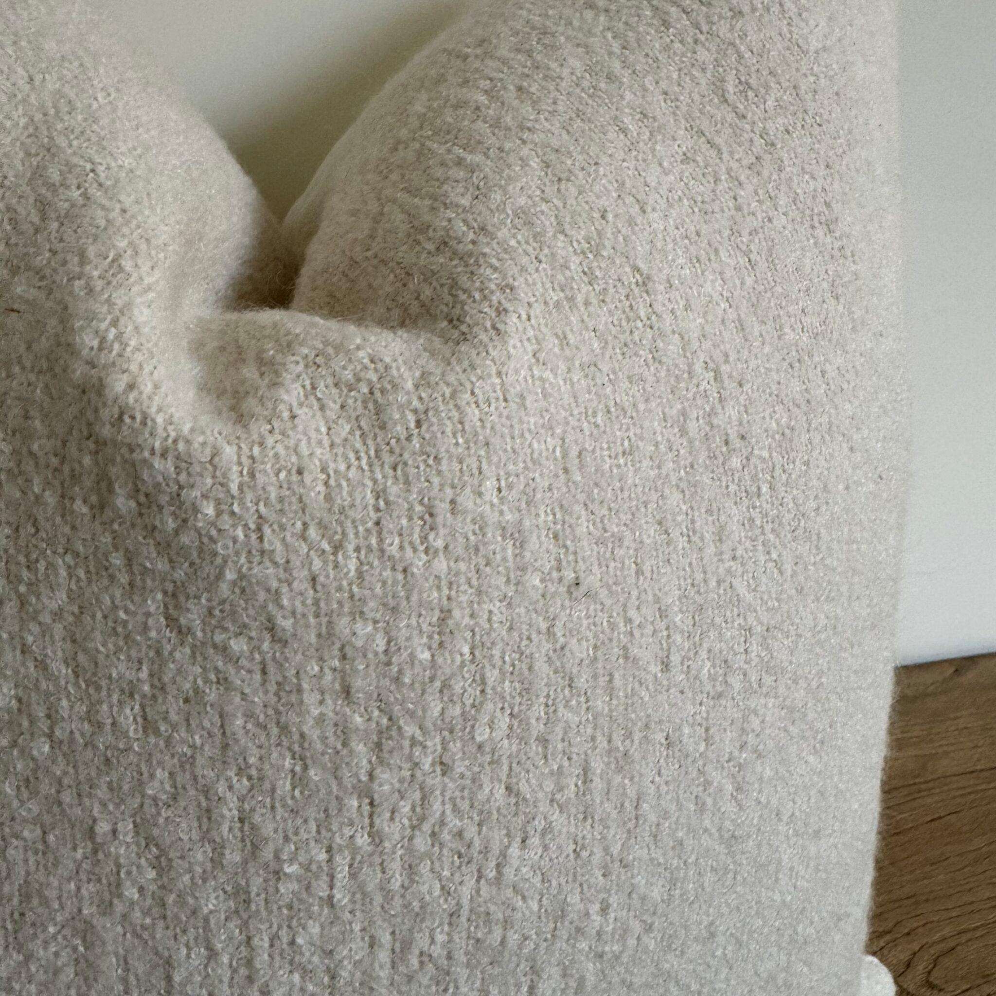 XXIe siècle et contemporain Coussin bouclette française vintage en lin avec insert en duvet blanc en vente