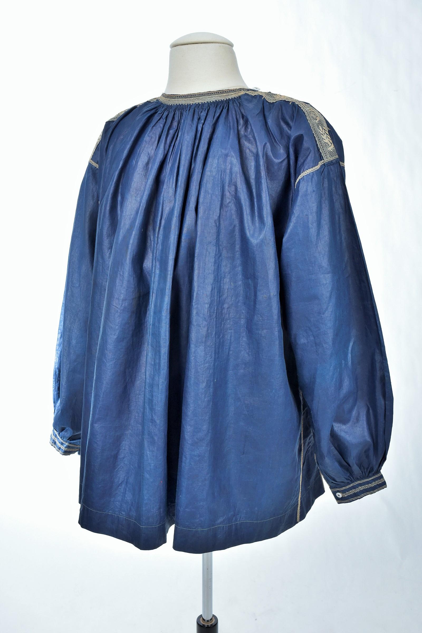 French Blaude or Peasant Blouse In Glazed Linen Dyed Indigo -French 19th Century For Sale 1