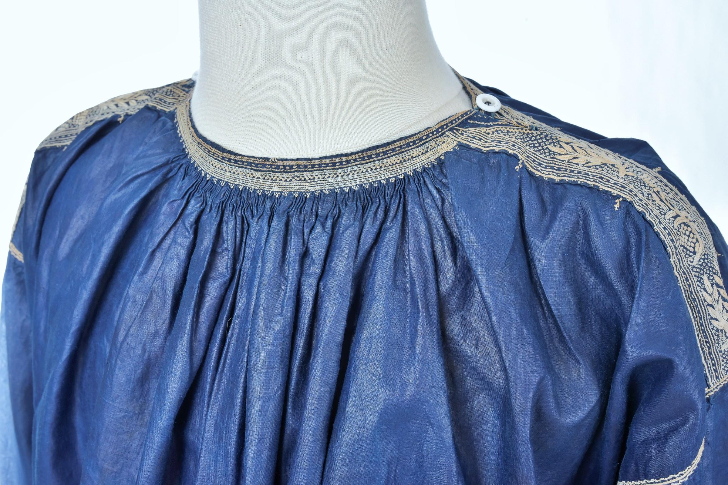 French Blaude or Peasant Blouse In Glazed Linen Dyed Indigo -French 19th Century For Sale 3