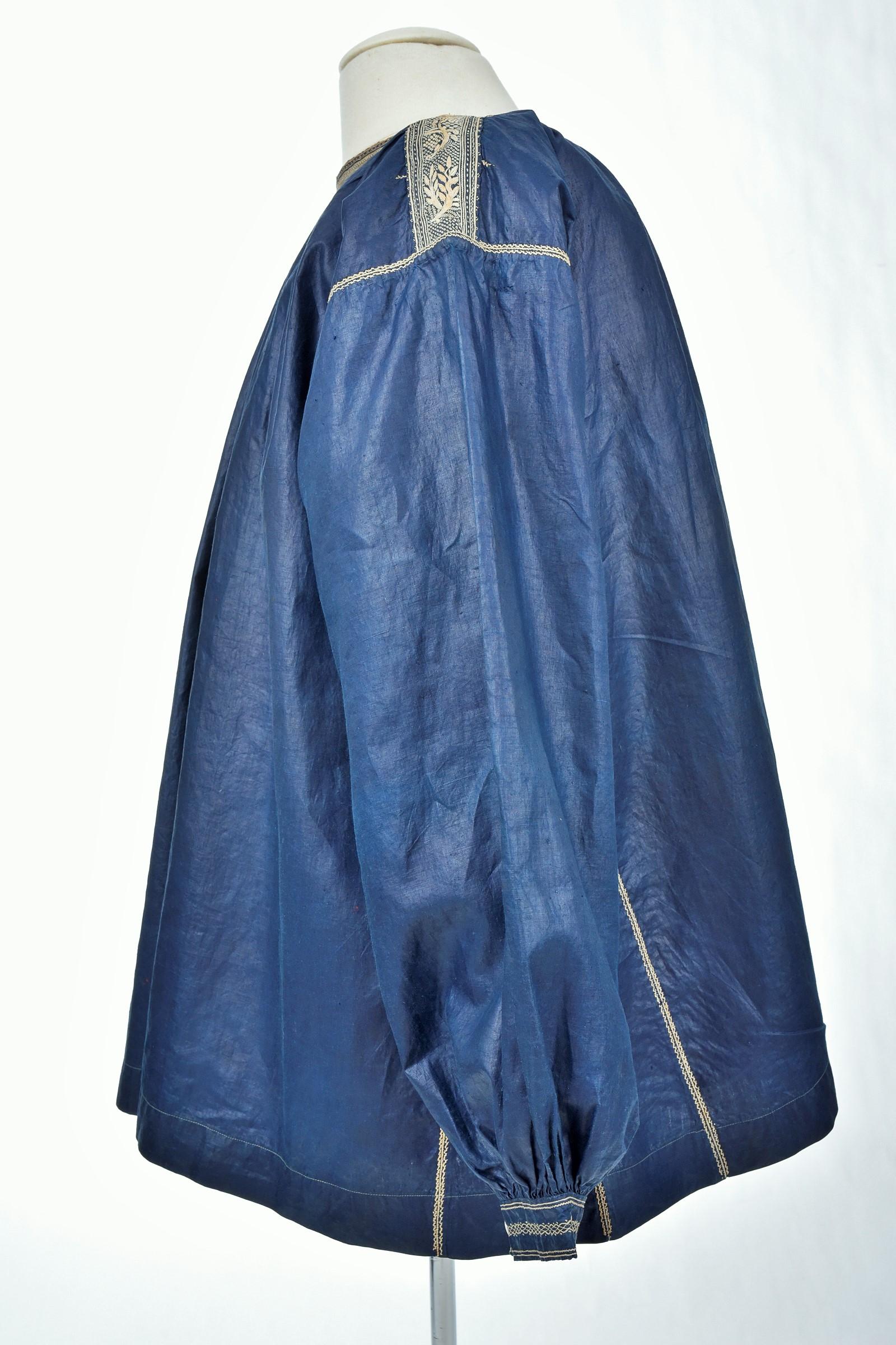 French Blaude or Peasant Blouse In Glazed Linen Dyed Indigo -French 19th Century For Sale 4