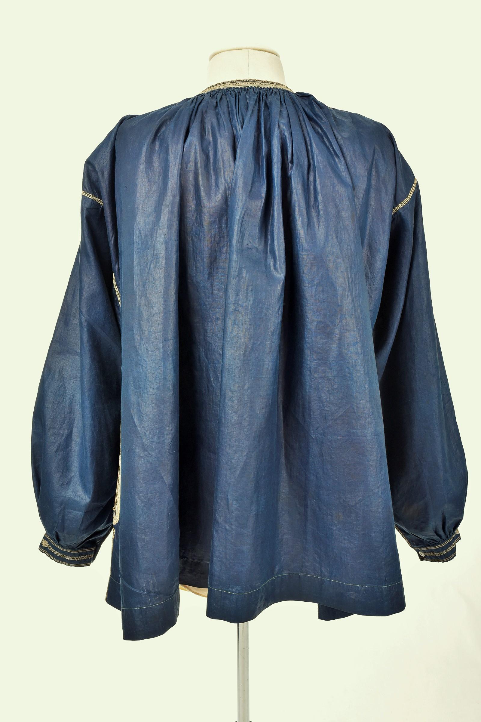 French Blaude or Peasant Blouse In Glazed Linen Dyed Indigo -French 19th Century For Sale 6