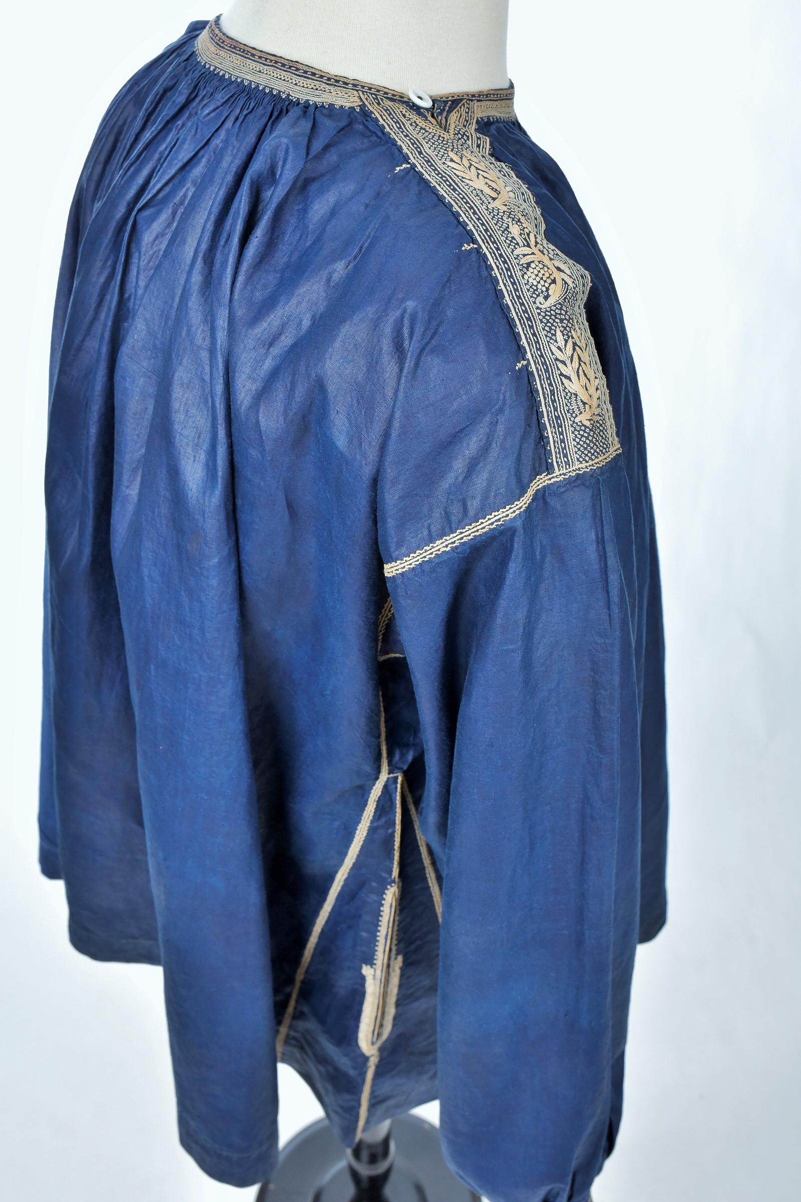 French Blaude or Peasant Blouse In Glazed Linen Dyed Indigo -French 19th Century For Sale 8