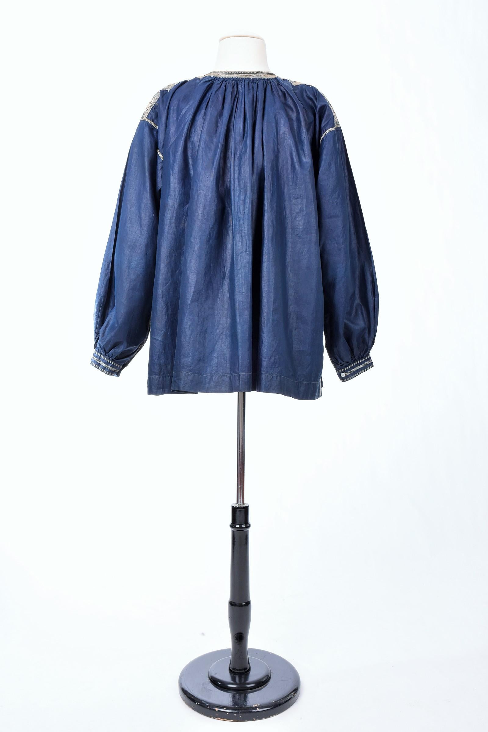 French Blaude or Peasant Blouse In Glazed Linen Dyed Indigo -French 19th Century In Good Condition For Sale In Toulon, FR