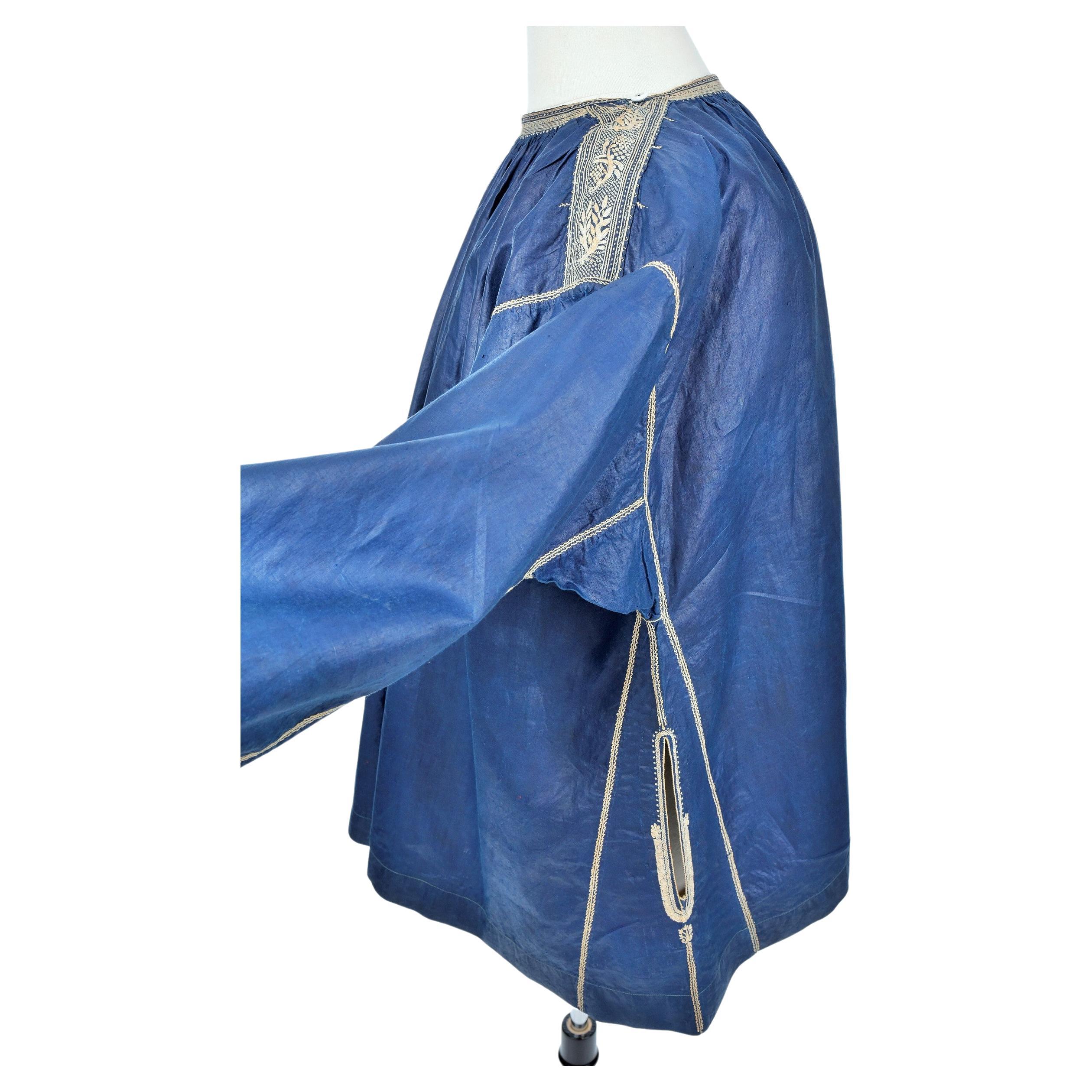 Segunda mitad del siglo XIX
Francia Normandía

Una Blaude/Biaude o blusa de trabajo en algodón esmaltado teñido de añil, Francia, procedente de Normandía, segunda mitad del siglo XIX. Raro testimonio del arte popular francés, este tipo de blusa con