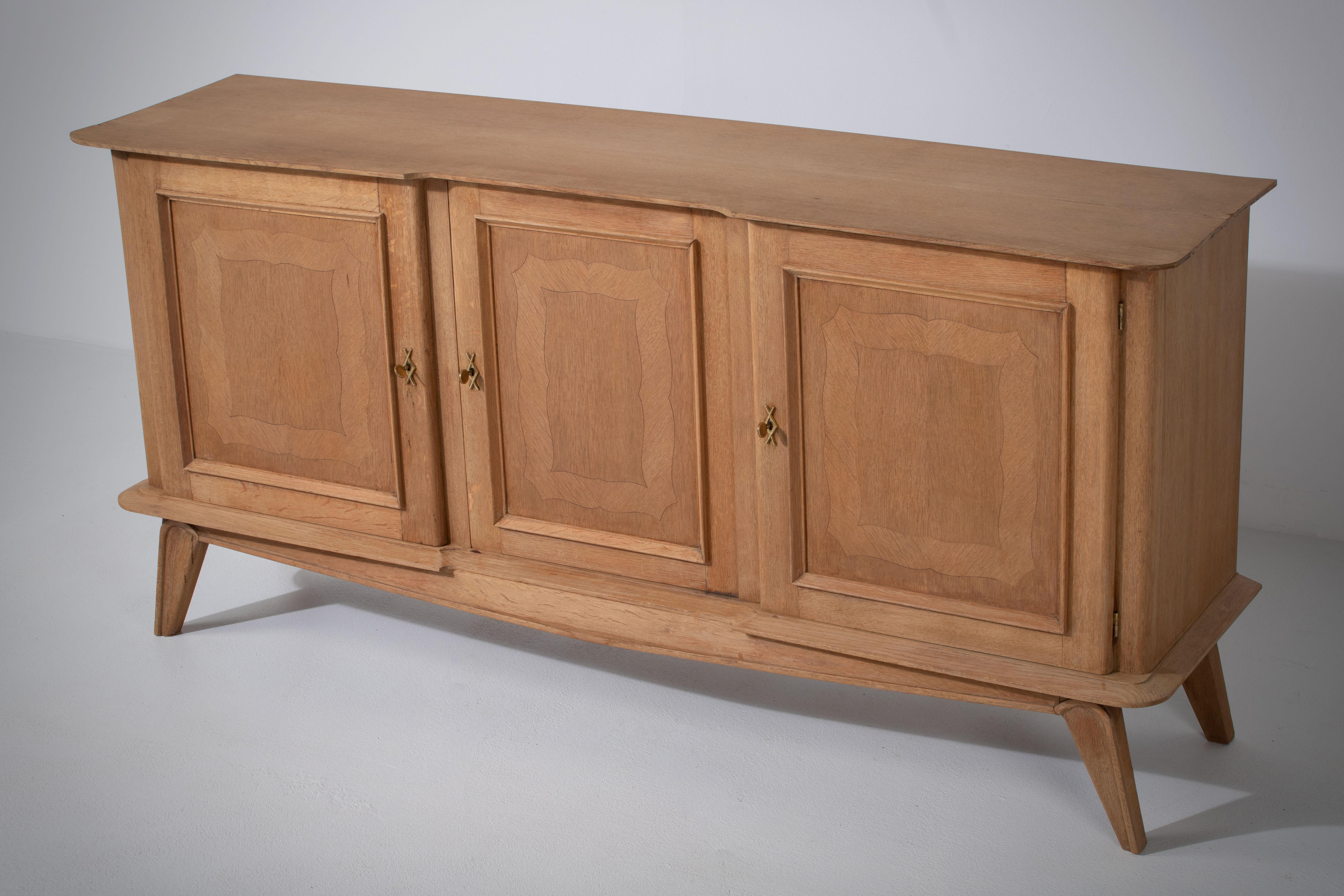 Elegant credenza, Oak, France, 1940s.
Large Art Deco Brutalist sideboard. 
The credenza consists of three storage facilities covered with rich wood grain.
Good condition.